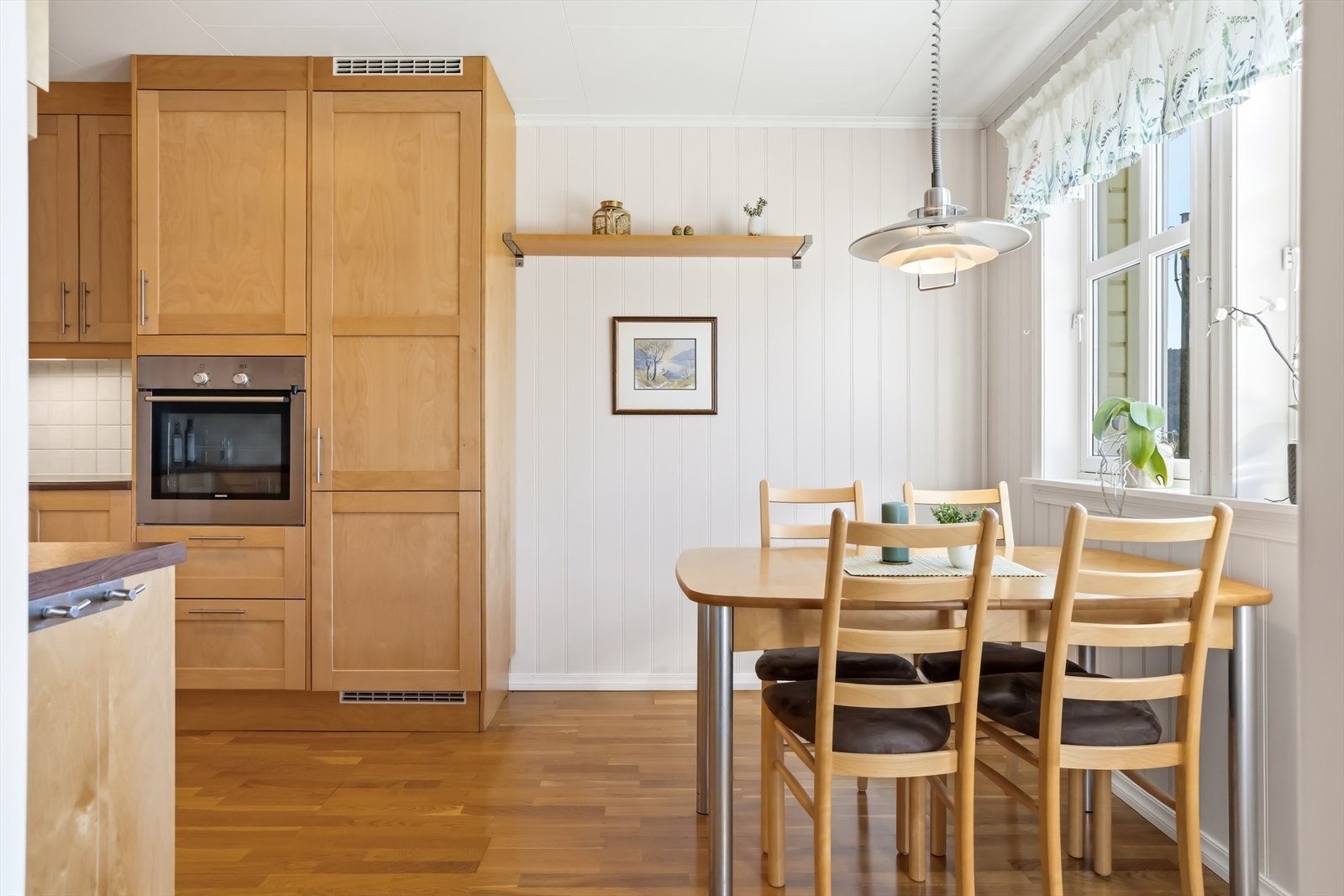 Fra stuen er det tilgang til kjøkkenet. Galleribilde