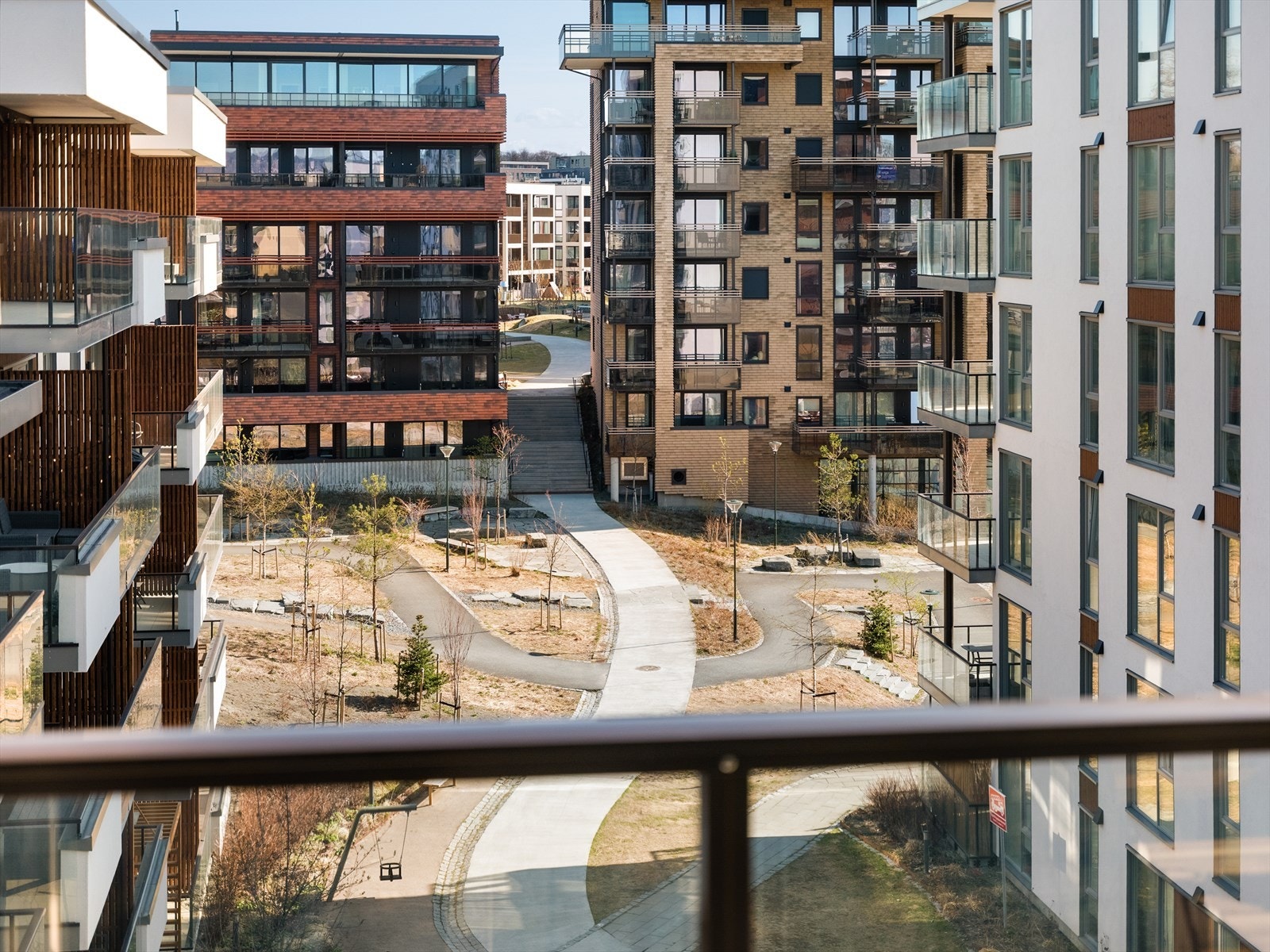 Fra balkongen har du utsikt mot sameiets fellesarealer. Galleribilde