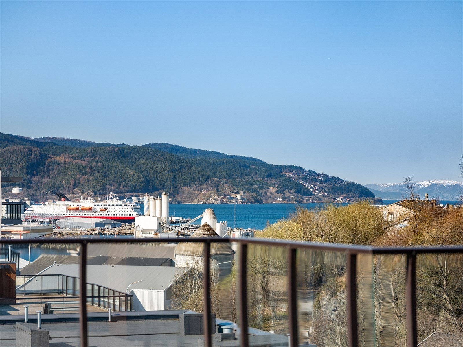 Her har du sol hele dagen og fantastisk utsikt mot fjorden og Tyholttårnet på andre siden. Galleribilde