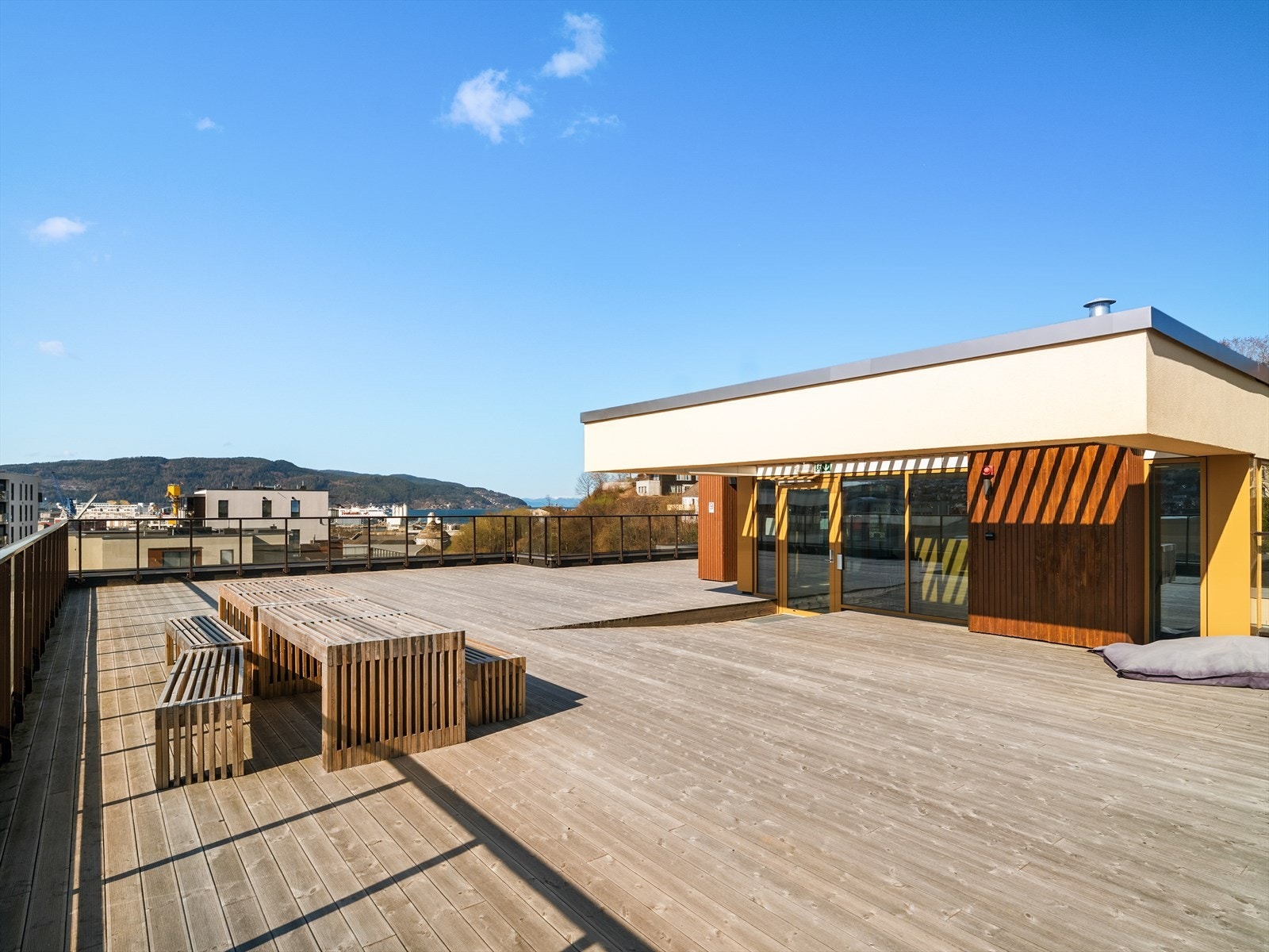Sameiet disponerer en stor og innbydende felles takterrasse som kan nytes på fine dager. Galleribilde
