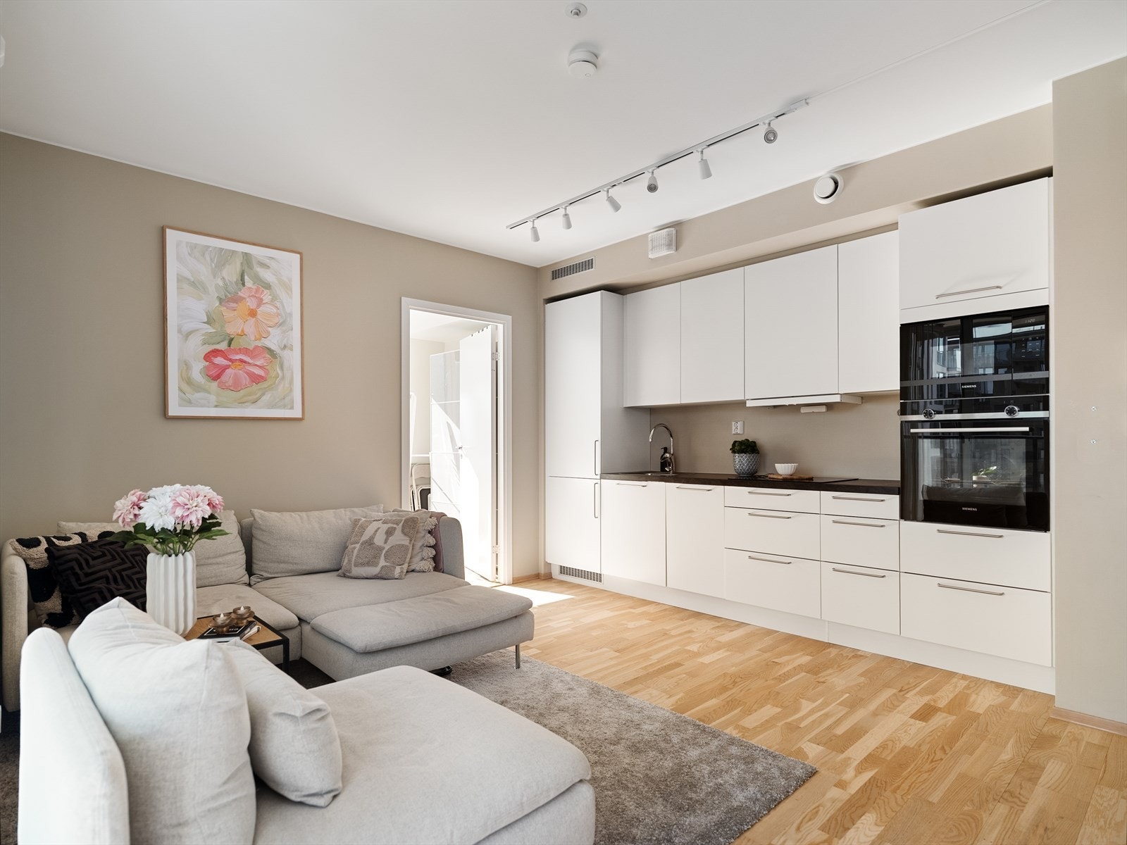 Stilrent og påkostet kjøkken fra HTH utstyrt med platetopp, stekeovn, mikrobølgeovn, samt kombinert kjøleskap/fryser og oppvaskmaskin. Galleribilde