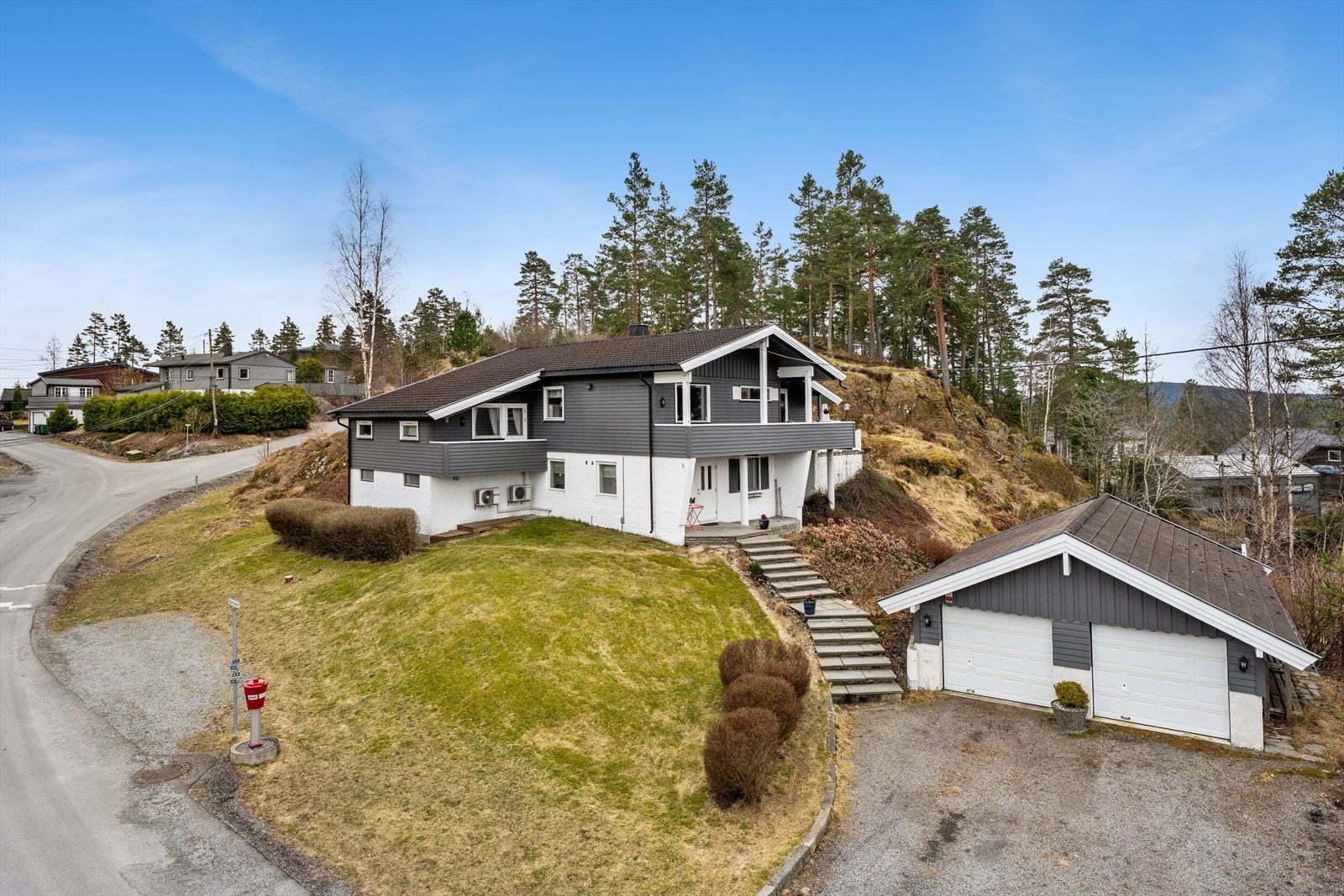 Eiendommen ligger med en meget flott beliggenhet i Våglia med korte avstander til barnehager, skoler og servicetilbud Galleribilde