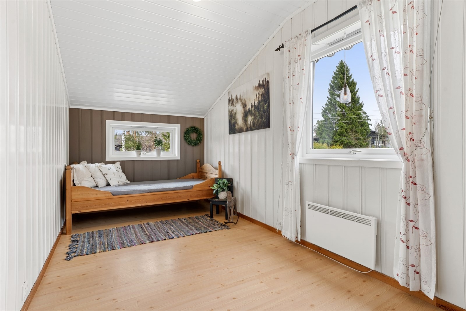 Soverom 4 med god plass til seng, nattbord, pult, kommode og garderobeskap Galleribilde