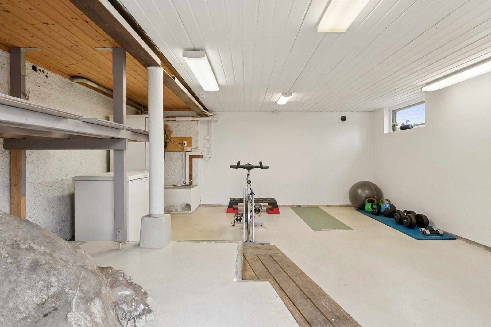 Stor og praktisk bod med utvendig adkomst Galleribilde