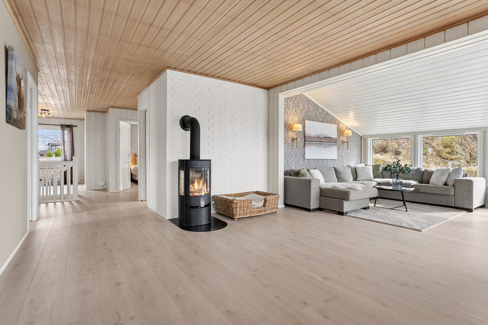 Det er god plass til sofagruppe, TV og oppbevaringsmøbler. Det er også montert en vedovn som varmer godt og skaper hygge Galleribilde