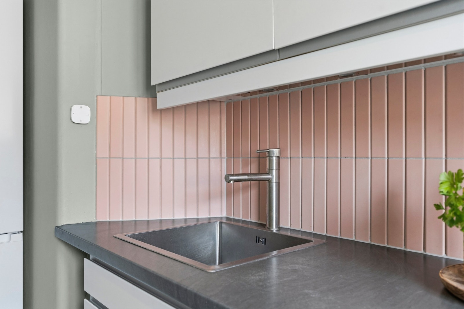 - Pent kjøkken fra 2012 med glatte fronter og benkeplate i laminat. - Galleribilde