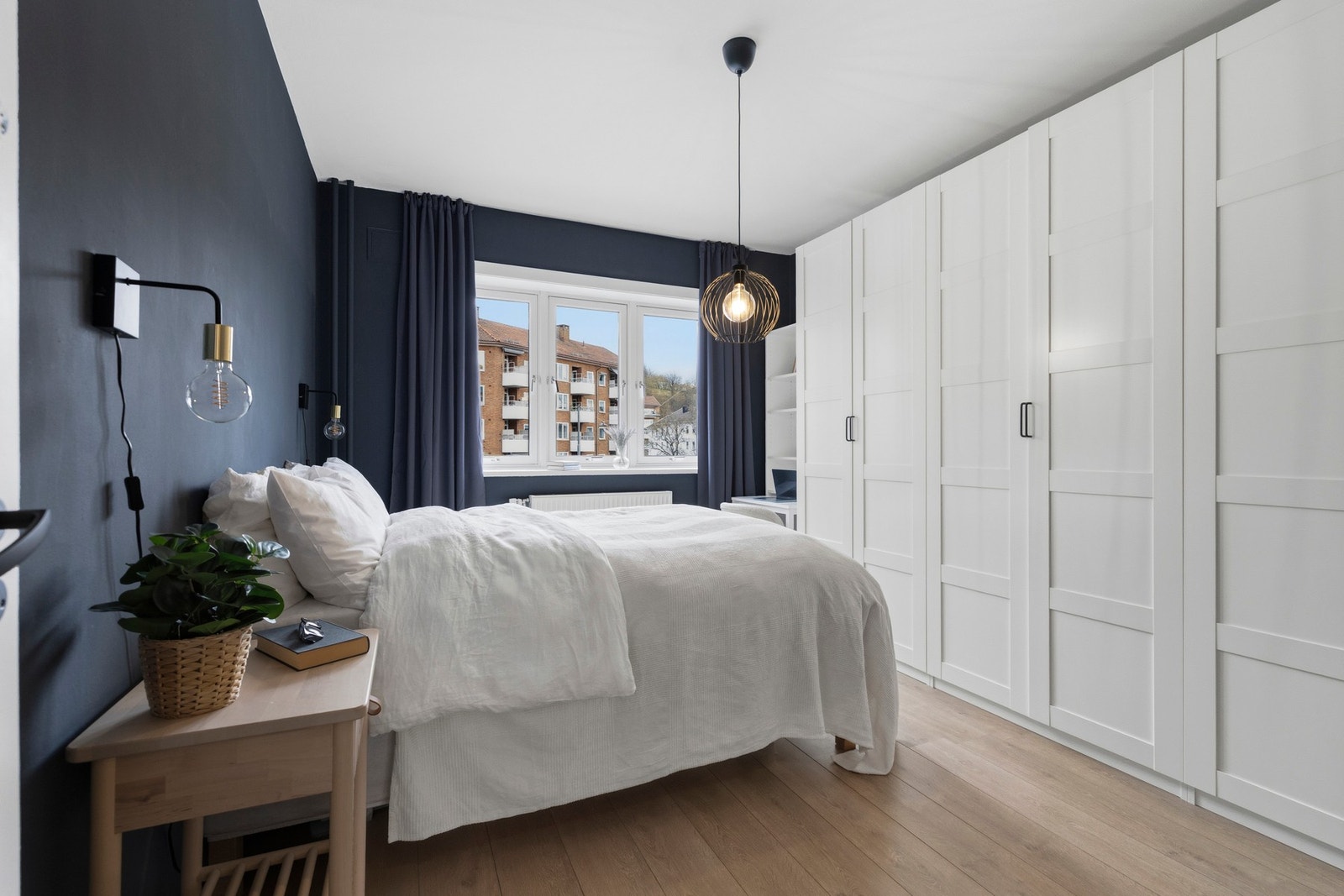 - Soverom med god plass til dobbeltseng og nattbord. Rikelig med lagringsplass - Galleribilde