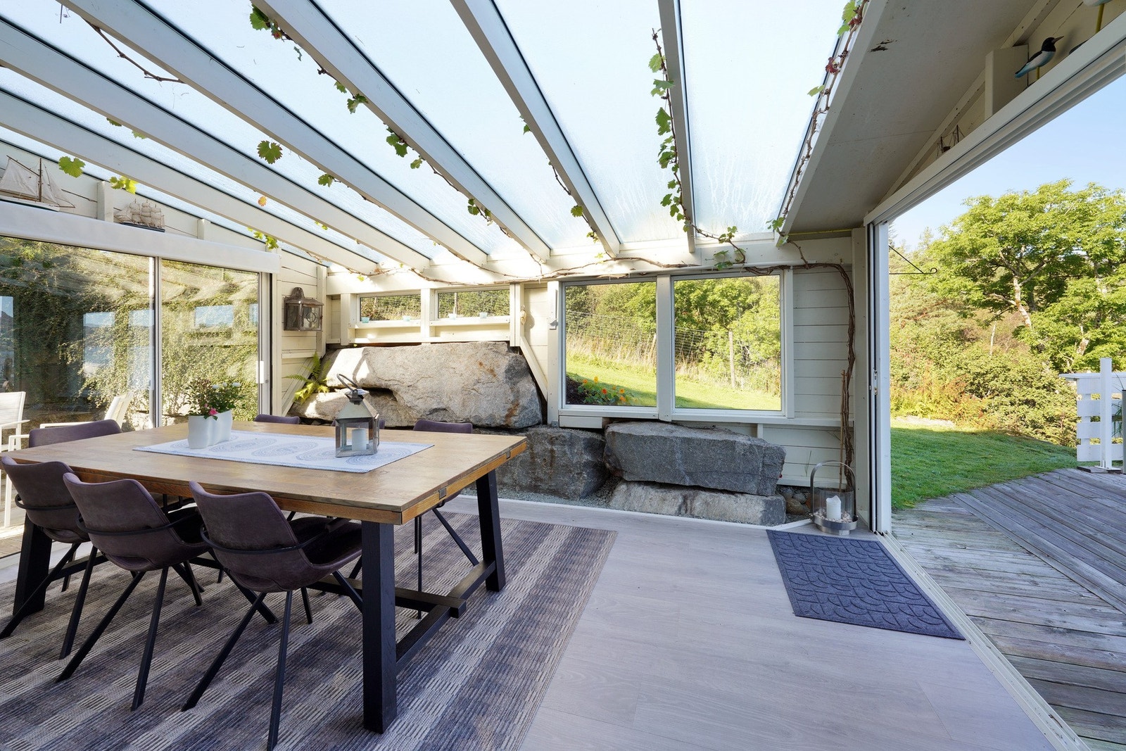Innglasset terrasse med utgang til terrasse og hage Galleribilde