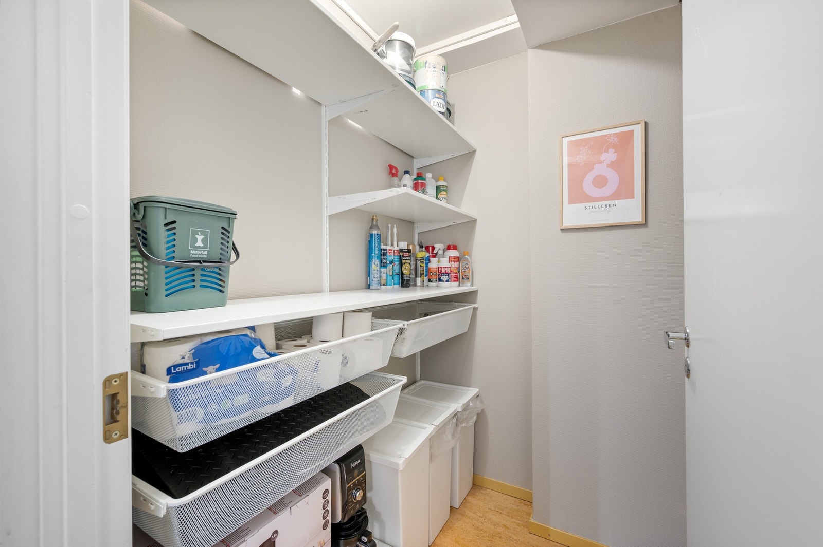 Leiligheten har en egen innvendig bod på nesten 4 m², i tillegg til den som er i kjelleren. Galleribilde