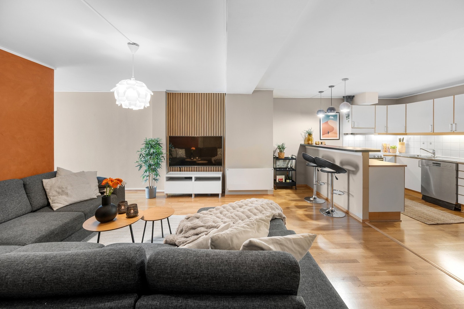 Velkommen til denne innholdsrike 4-romsleiligheten, med en svært sentral beliggenhet i Trondheim sentrum. Galleribilde