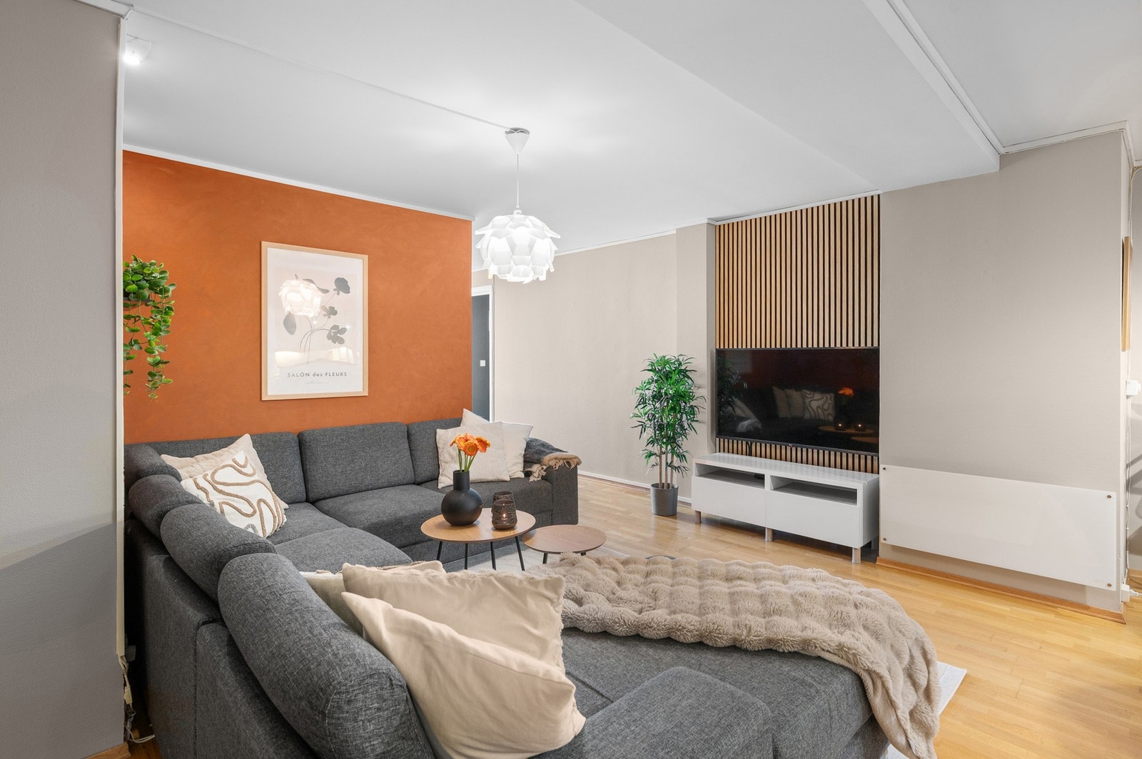 Leiligheten har en åpen løsning mellom kjøkken og stue på ca. 37 m². Galleribilde