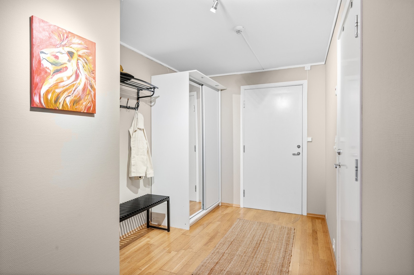 Entré på ca 7 m² med egen skyvedørsgarderobe for oppbevaring av yttertøy. Galleribilde