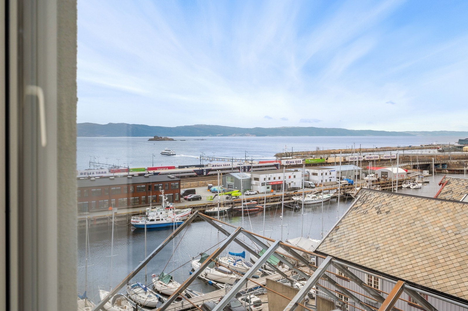 Fra leiligheten har man en etterspurt utsikt over Trondheimsfjorden og Munkholmen. Galleribilde