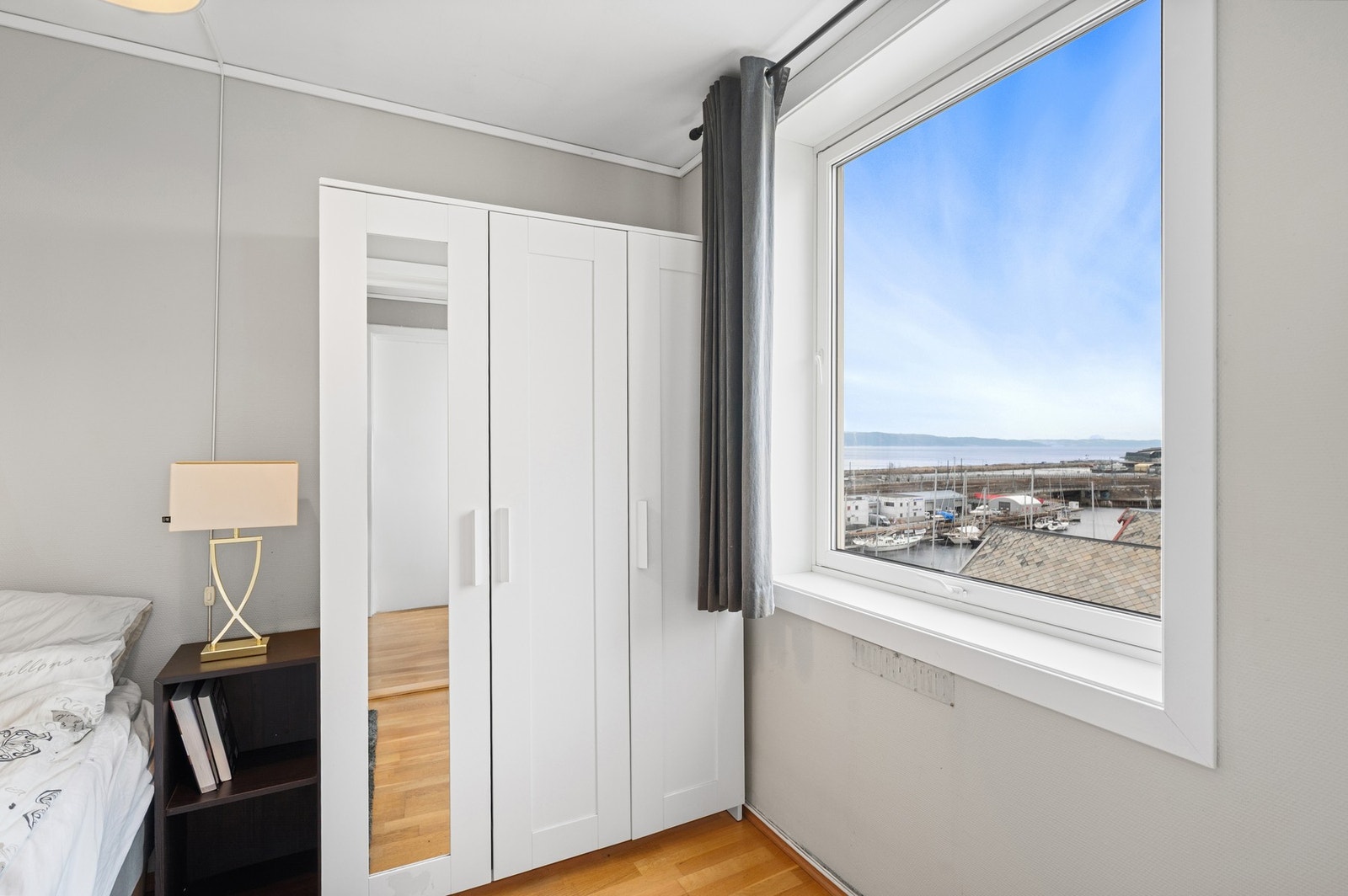 Også her er det plass til både dobbeltseng og en egen garderobeløsning. Galleribilde