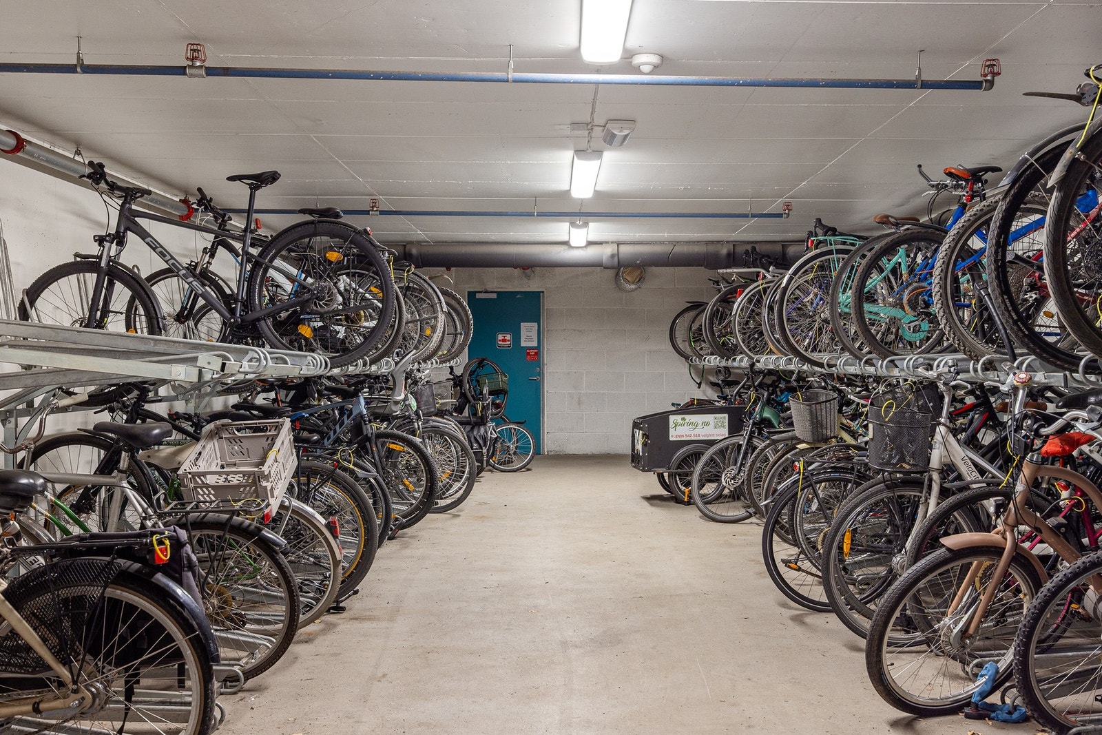 Felles sykkelparkering inne i bodområdene, i garasjen og ute i bakgården Galleribilde