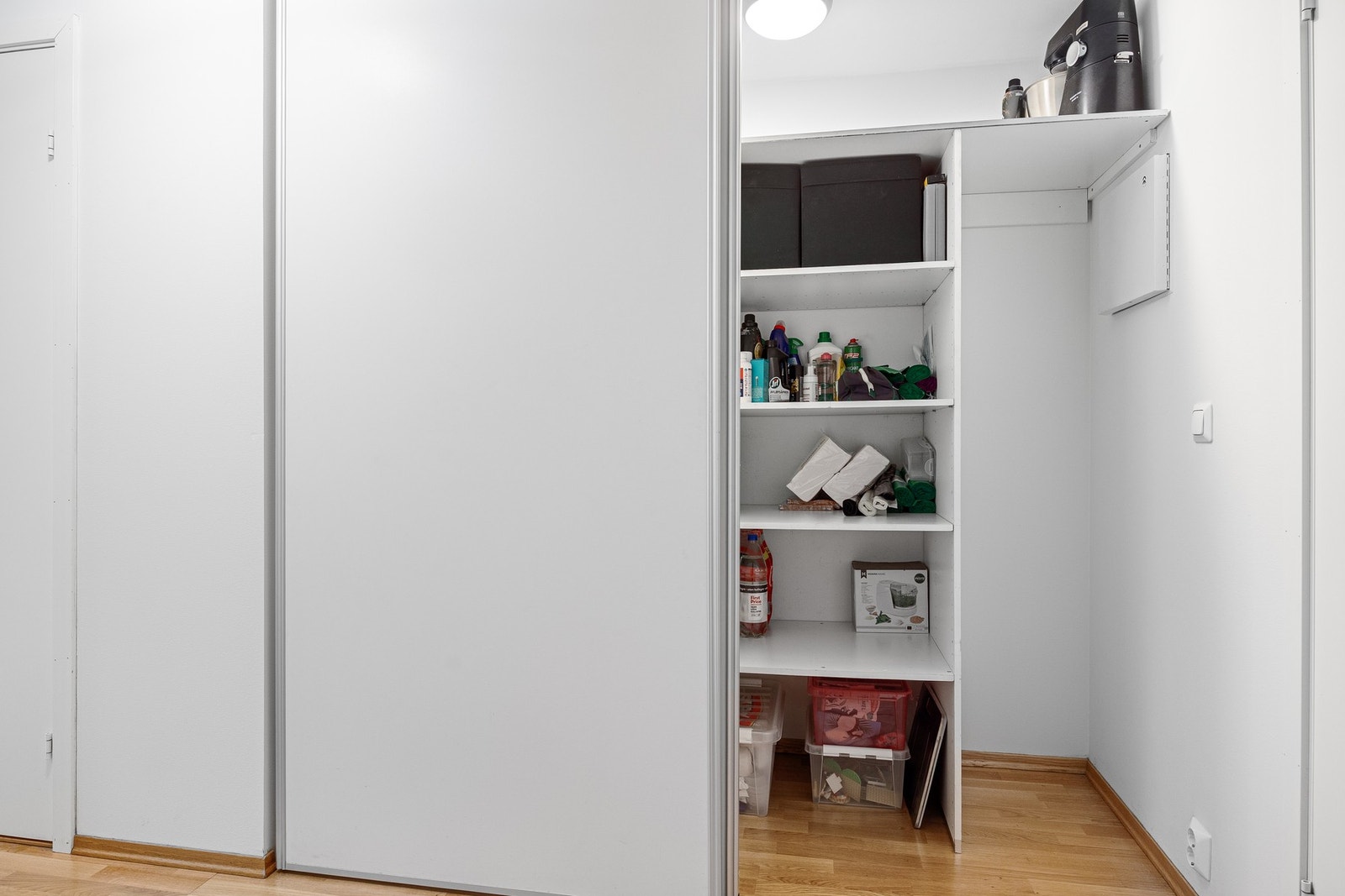 Stor og dyp skyvedørsgarderobe /intern bod i mellomgangen Galleribilde