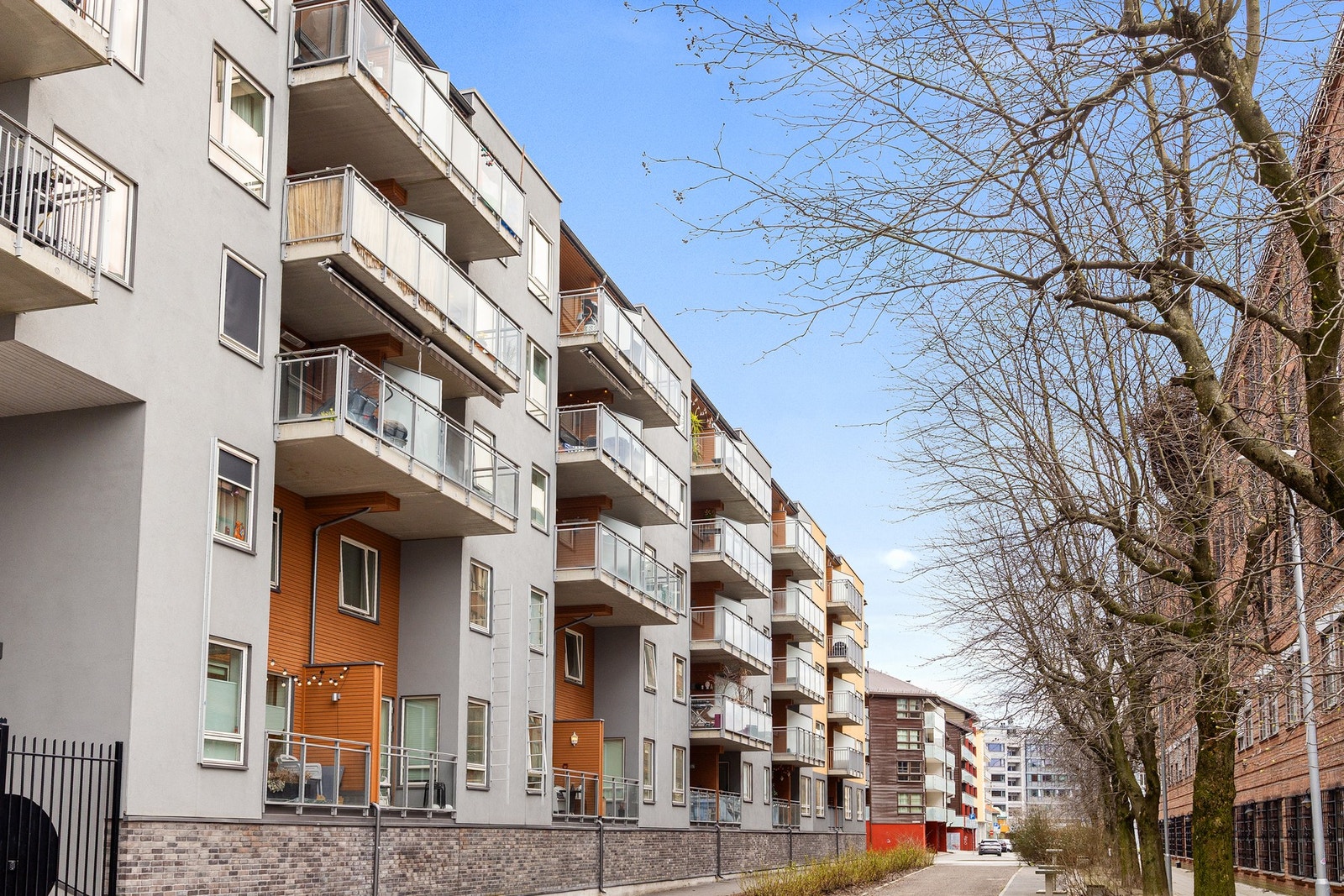 Fasade mot rolig gangpassasje Galleribilde