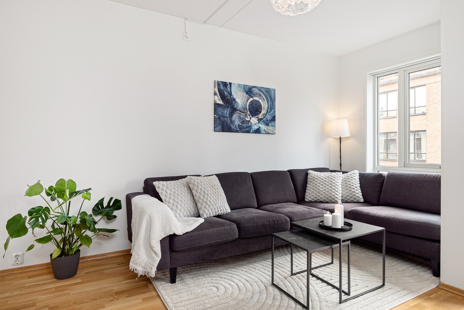 Romslig stue med flere soner Galleribilde