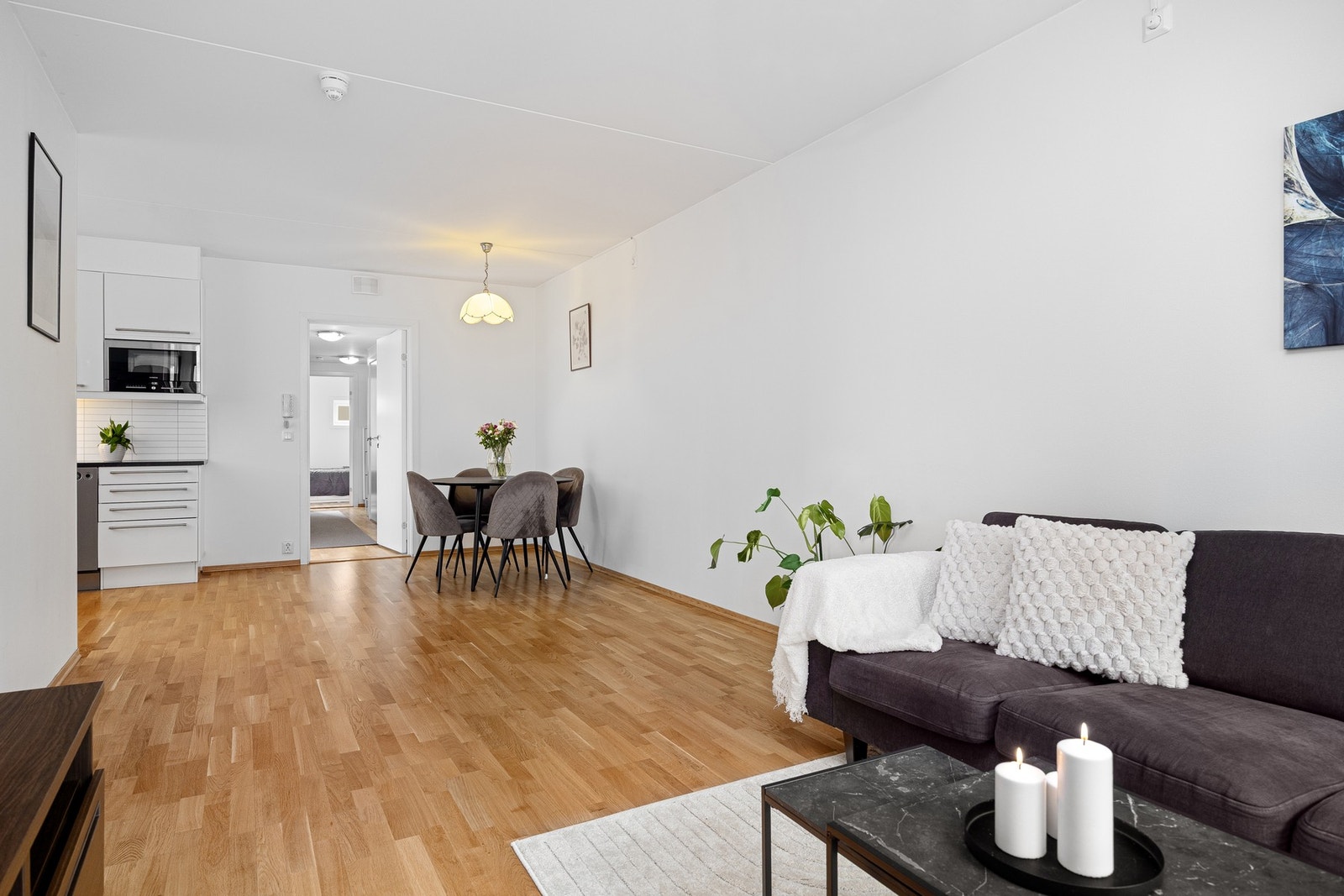 Stuen er på ca 20 m² og har god plass til sittegruppe, tv-krok, spisebord, bokhyller og reoler Galleribilde