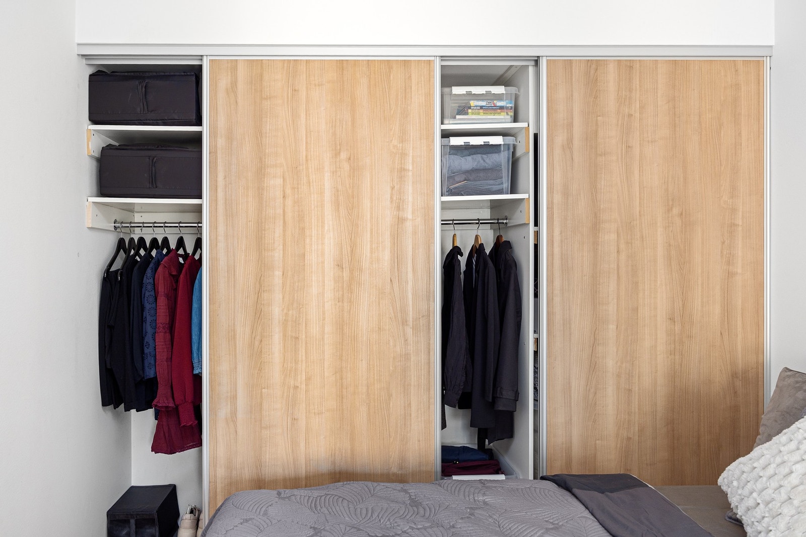 Stor, medfølgende skyvedørsgarderobe Galleribilde