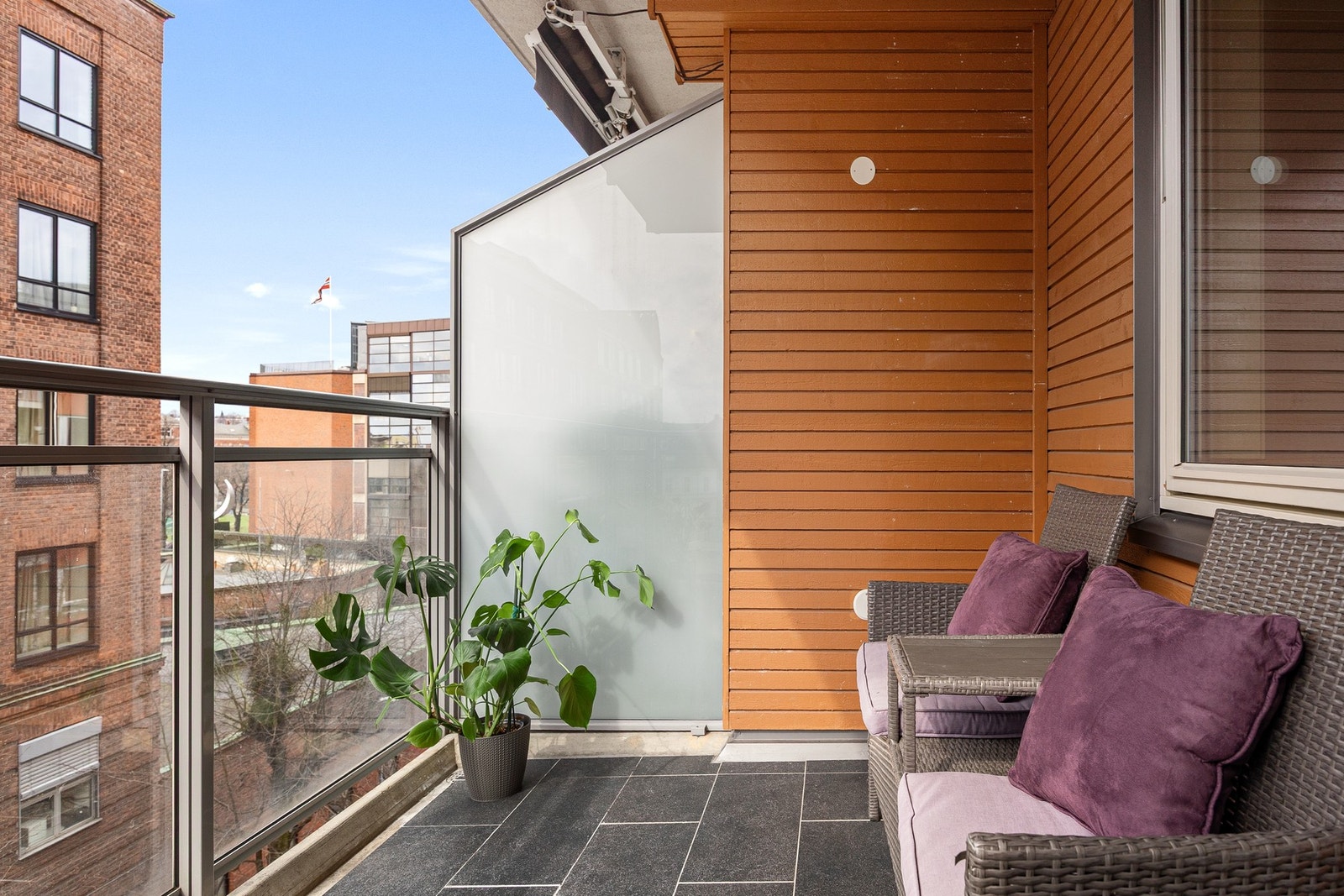 7 m² vestvendt balkong med plass til sittegruppe, grill og beplantning Galleribilde
