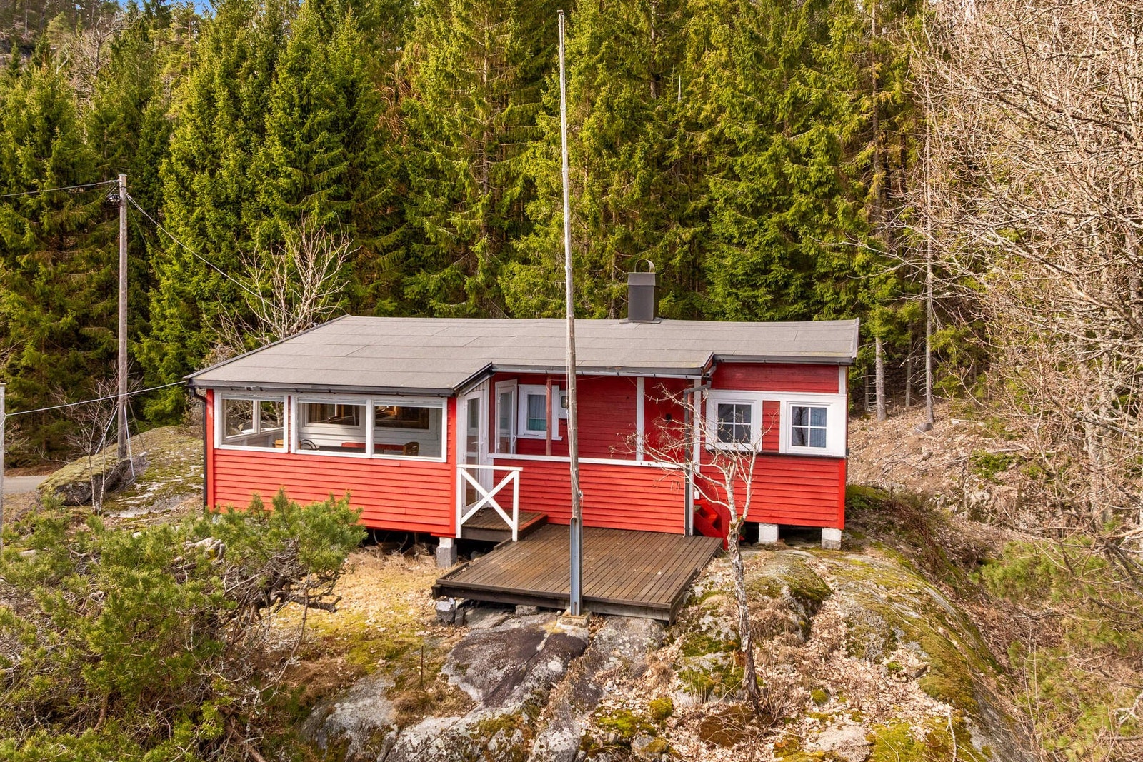 Velkommen til en intim og koselig hytte med enkel og sjarmerende utførelse, idyllisk plassert i naturskjønne omgivelser ved Hallevannet. Galleribilde