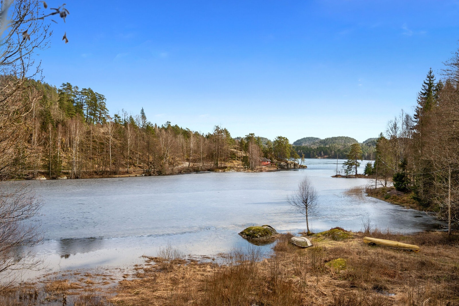 Hytta ligger for seg selv, omgitt av skog og natur, og byr på gode muligheter for privatliv og rekreasjon. Galleribilde