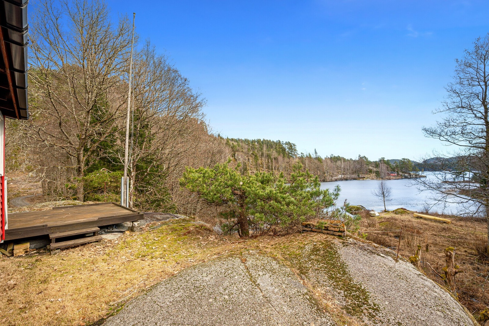 Eiendommen har en naturnær beliggenhet langs Fagernesveien, ved Grinibukta og Hallevannet, ca. 15 minutters kjøring fra Larvik sentrum. Galleribilde