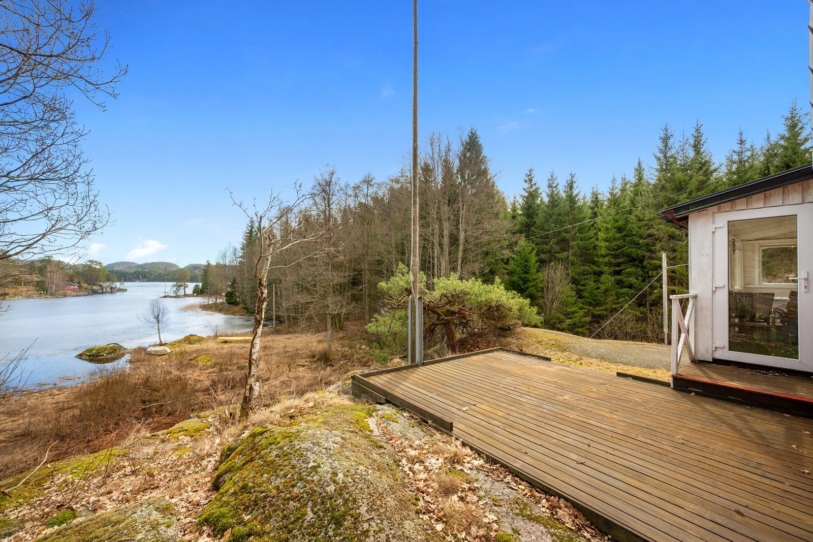 Fra vinterhagen og terrassen er det flott utsikt mot Hallevannet - et fredelig blikkfang som bidrar til en rolig atmosfære og setter stemningen for fine sommerdager og stille kvelder i naturen. Galleribilde
