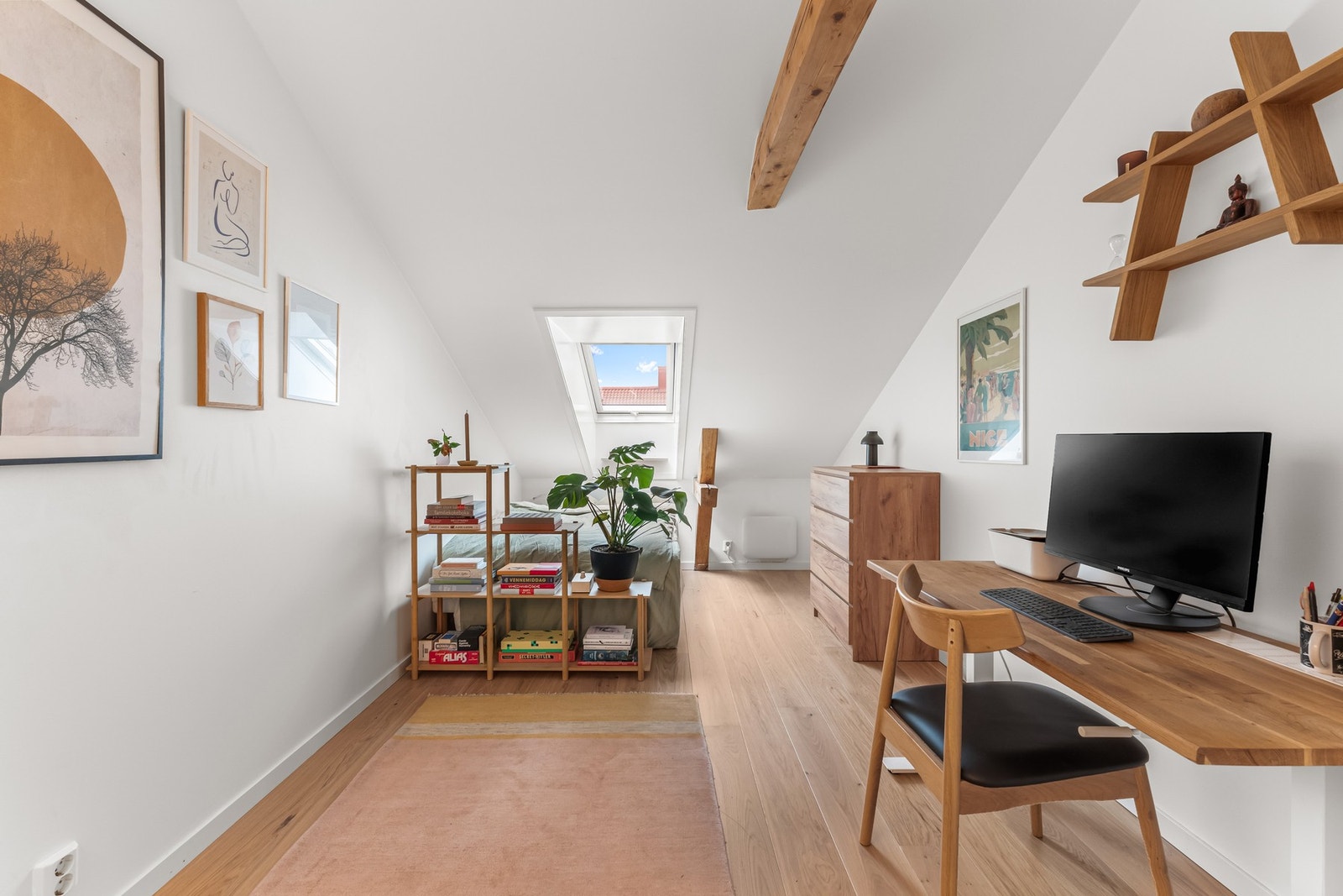 Soverom 3 | Romslig soverom meg god plass til seng og kontorplass Galleribilde