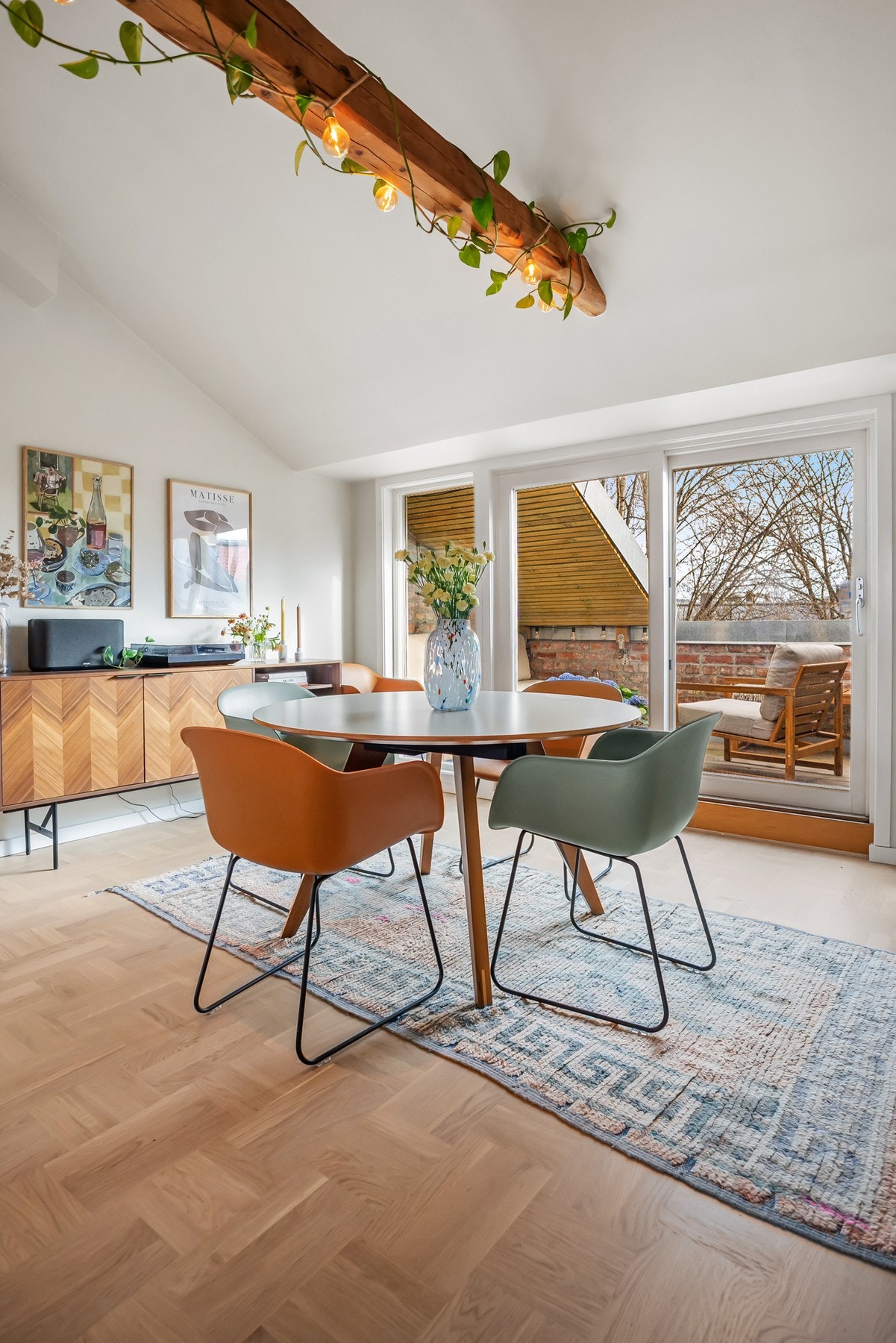 Stuen har god plass til spisebord Galleribilde