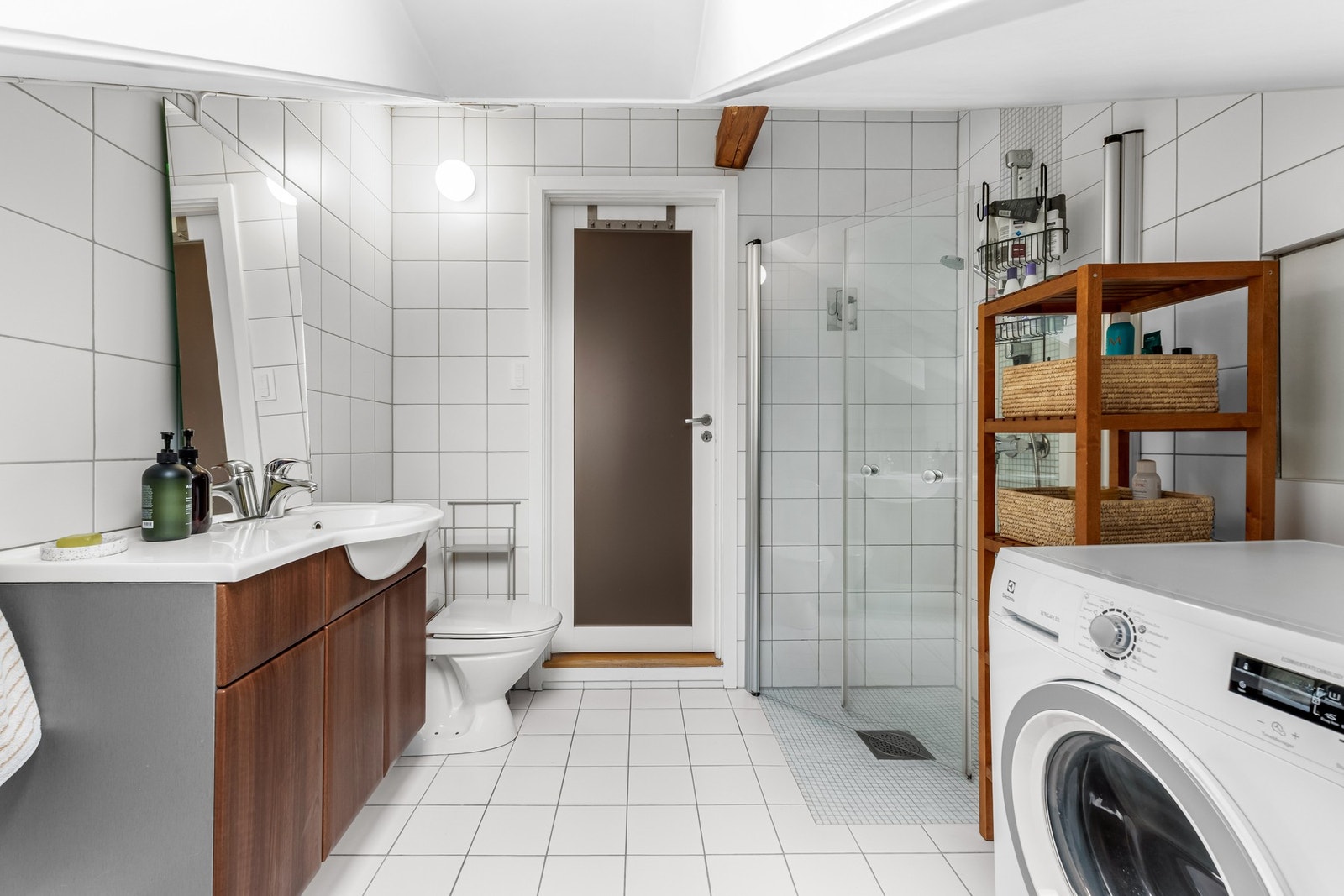 Badet har plass og opplegg til vaskemaskin Galleribilde