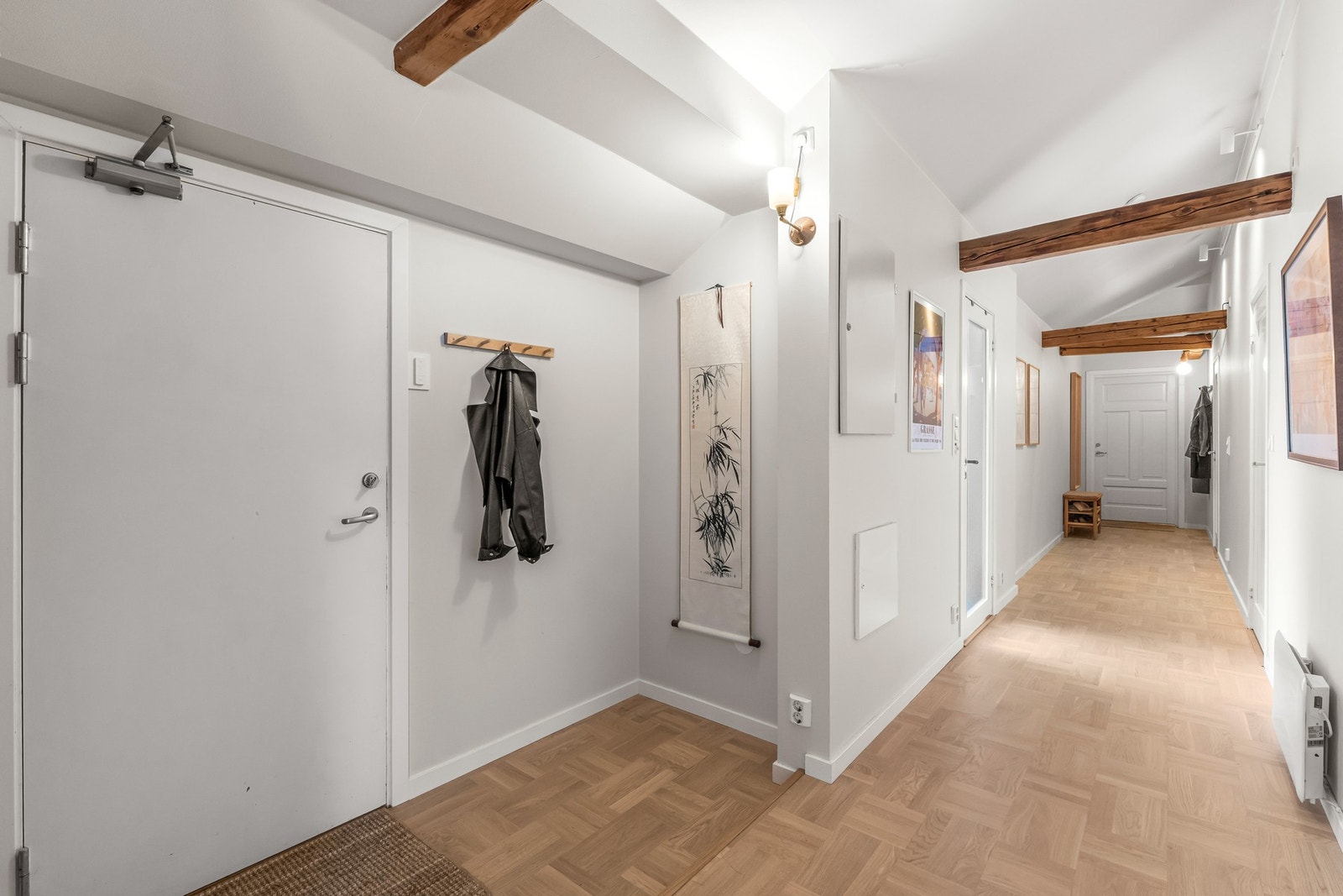 Leiligheten har adkomst fra to trappeganger (baktrappen til venstre og hovedinngang nederst i gangen) Galleribilde