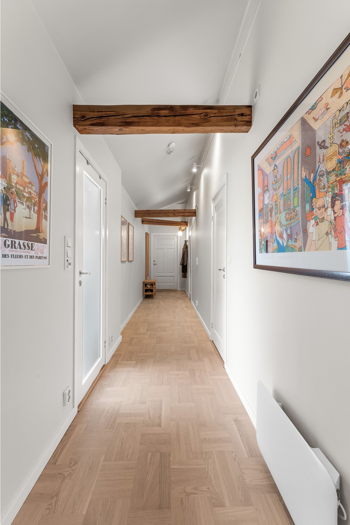 Stor entré/gang med inngang til soverommene og badet Galleribilde