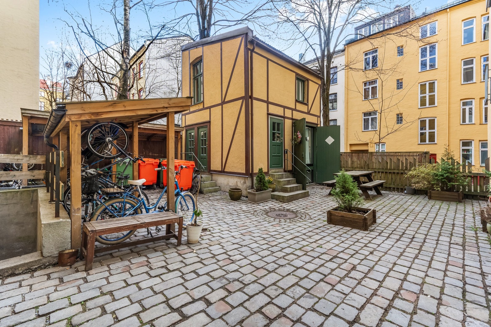 Trivelig bakgård med mulighet for sykkelparkering Galleribilde