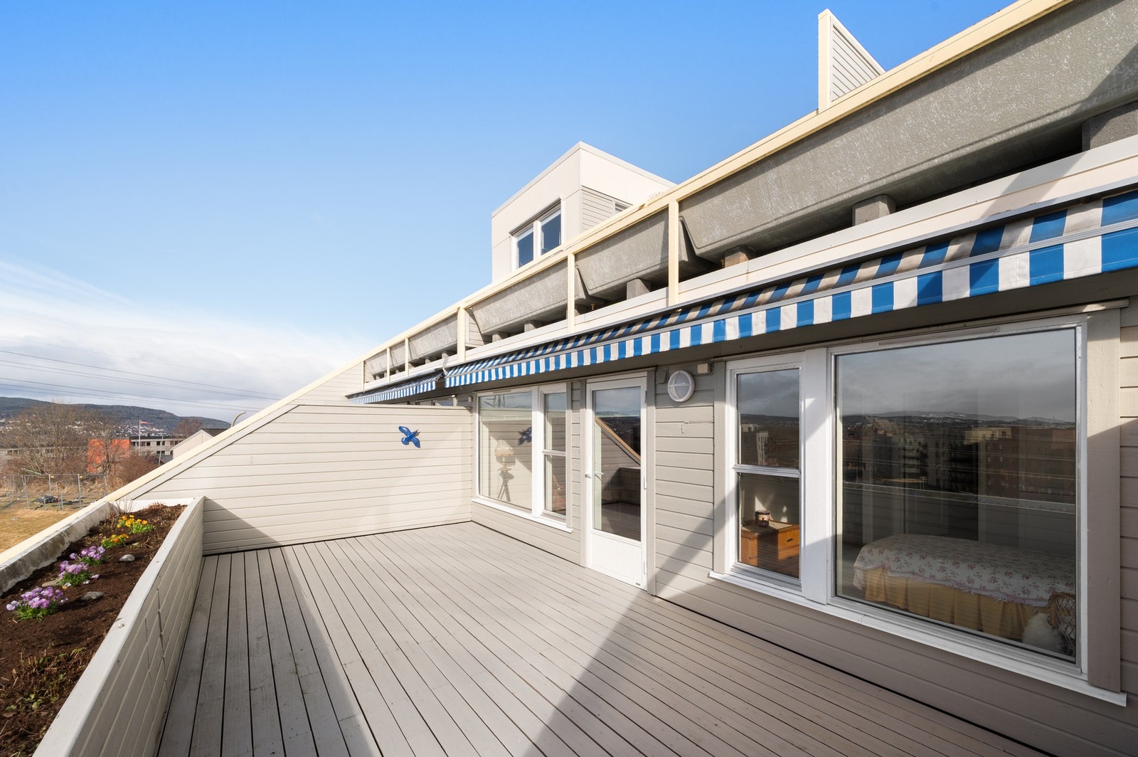 Fra stuen har du adkomst til en romslig terrasse med gode solforhold. Galleribilde