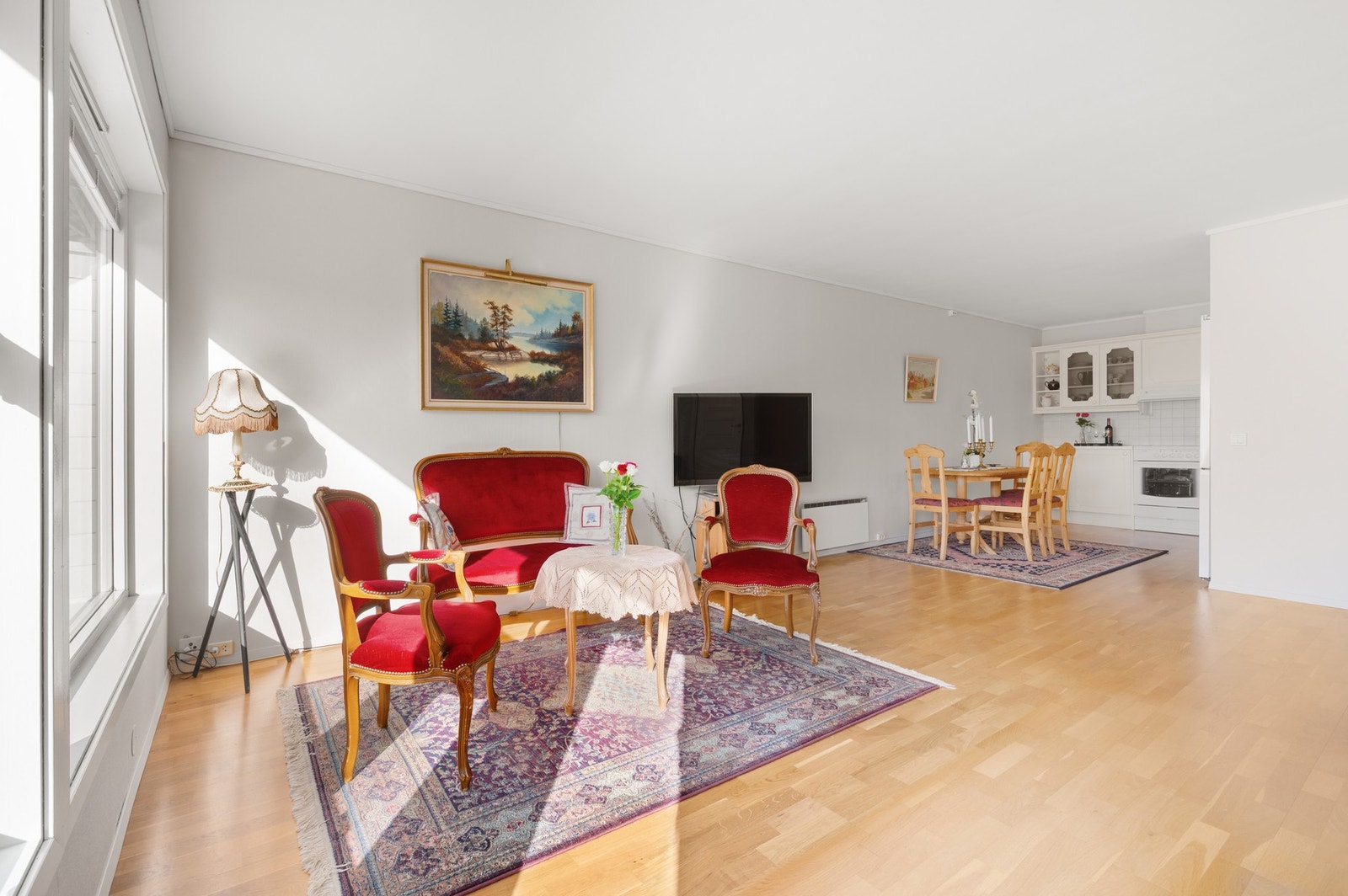 Her har du god plass til å etablere sofa- og spisegruppe etter ønske. Galleribilde