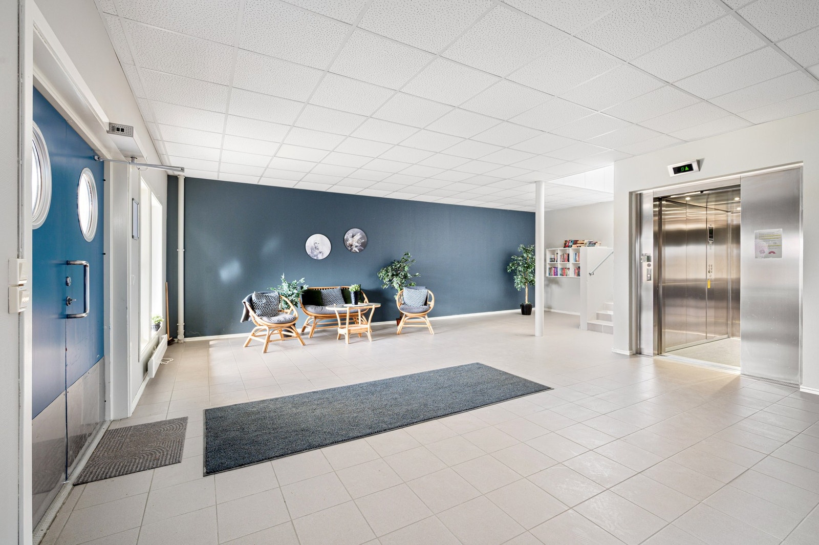 Inngangspartiet til blokken er innredet med sittegrupper og "bibliotek". Det er heis i bygget. Galleribilde