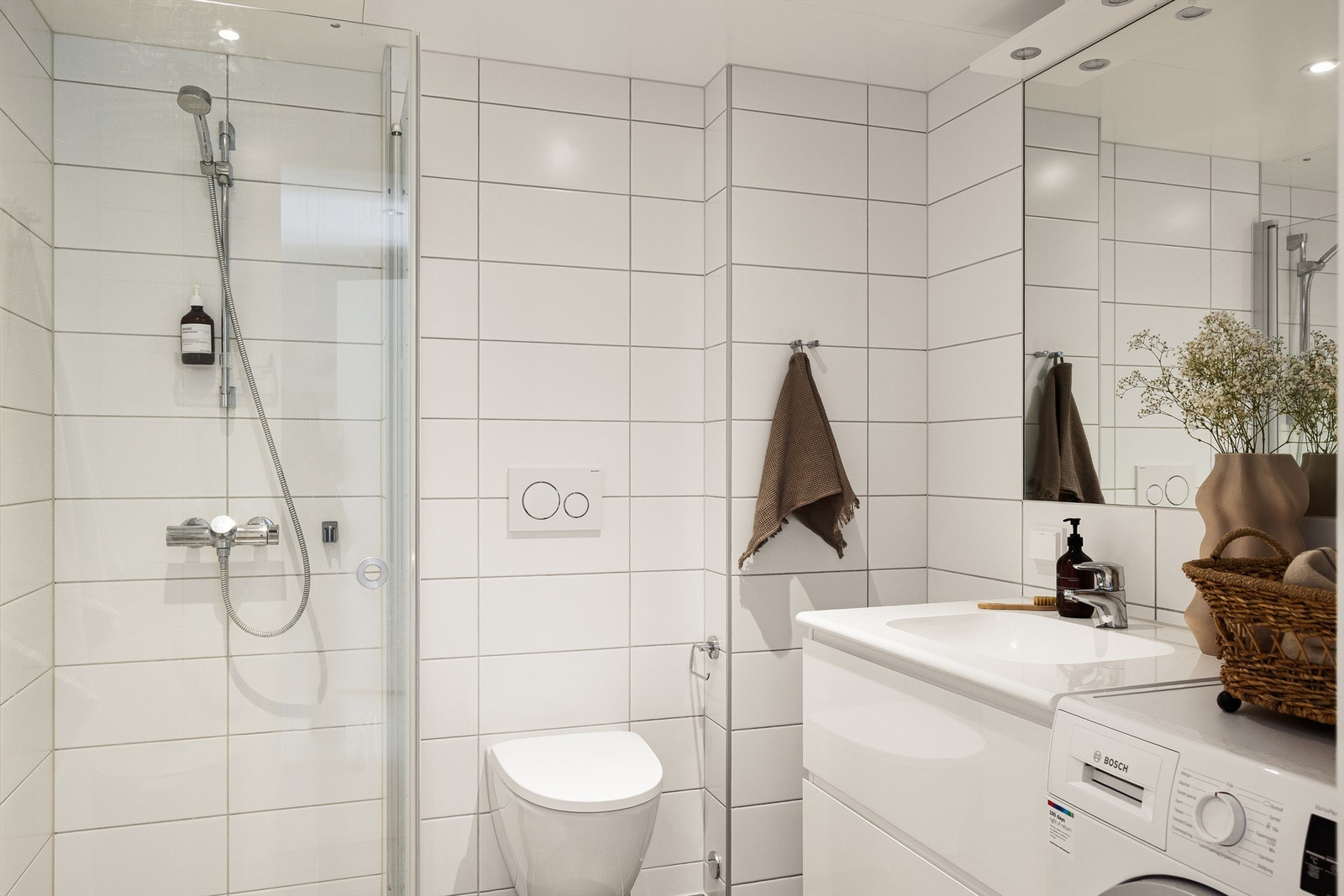Badet holder en moderne og funksjonell standard med flislagte overflater og vannbåren gulvvarme. Galleribilde