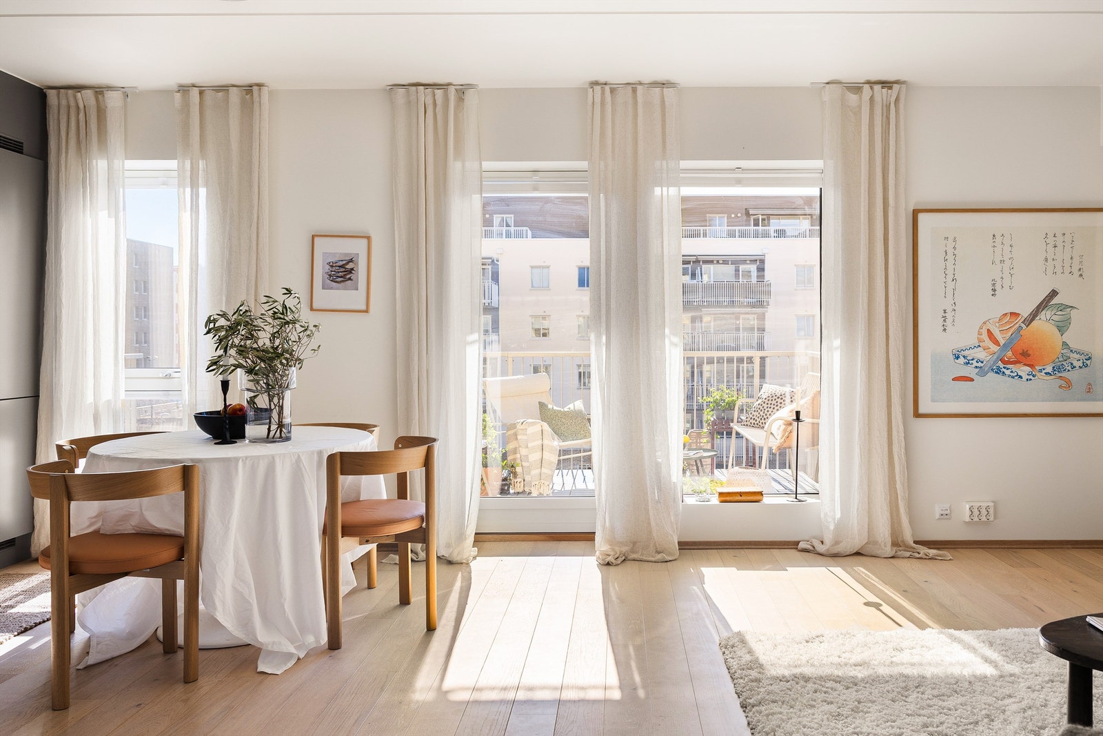 Nydelig lysinnslipp fra vinduer, takhøyde på cirka 2,53m Galleribilde