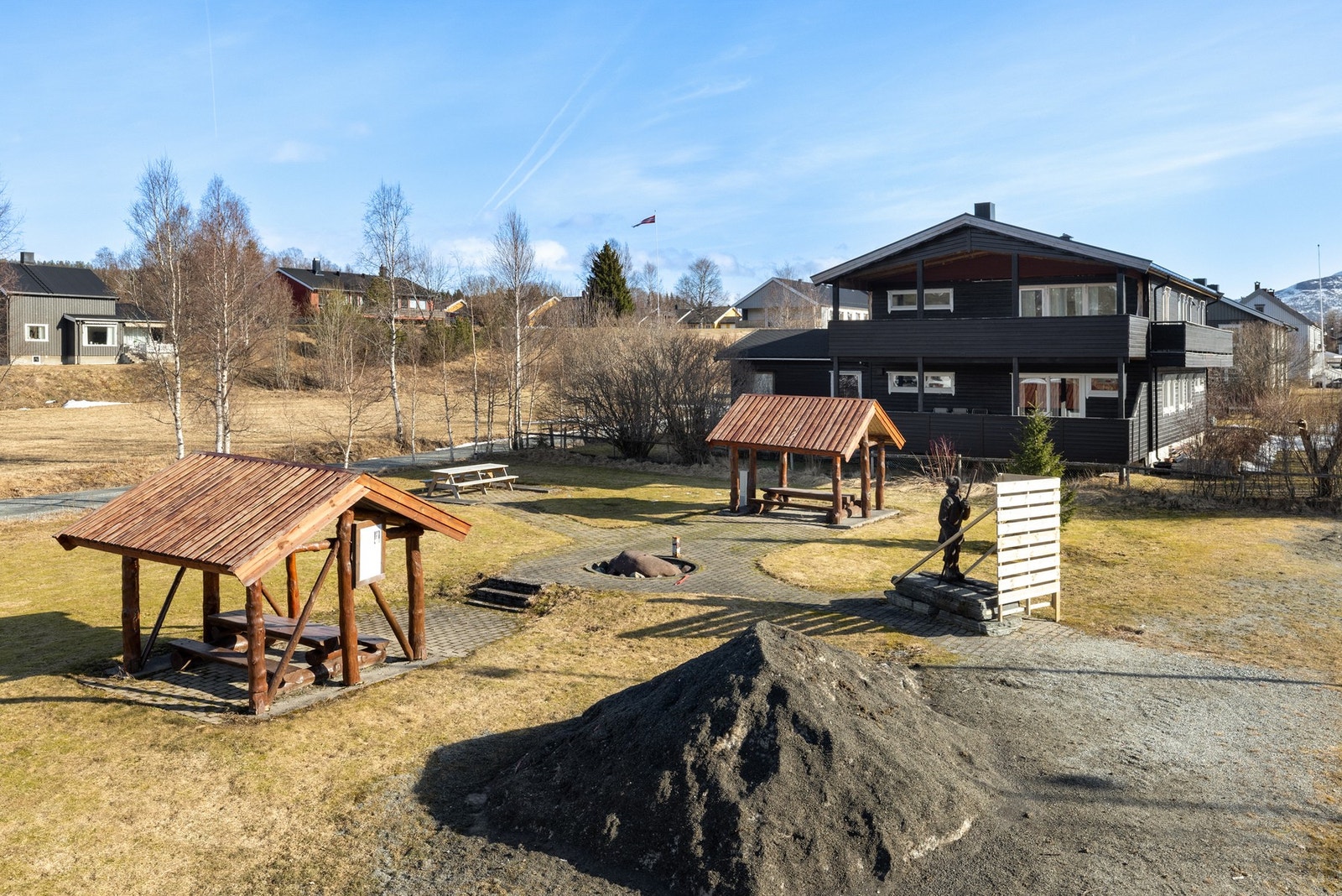 Trivelige næromgivelser med park rett utenfor boligen Galleribilde