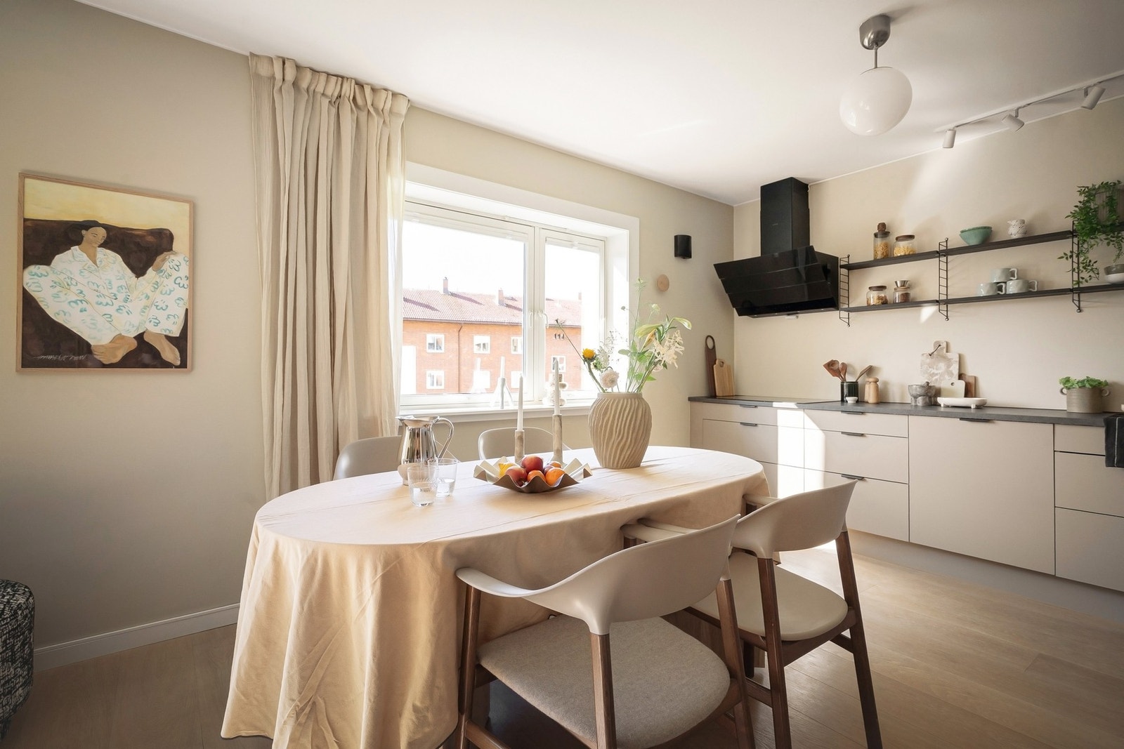 Lekkert kjøkken med velegnet plass til stor spisebordsgruppe og utvide til langbord ved større middagslag. Galleribilde
