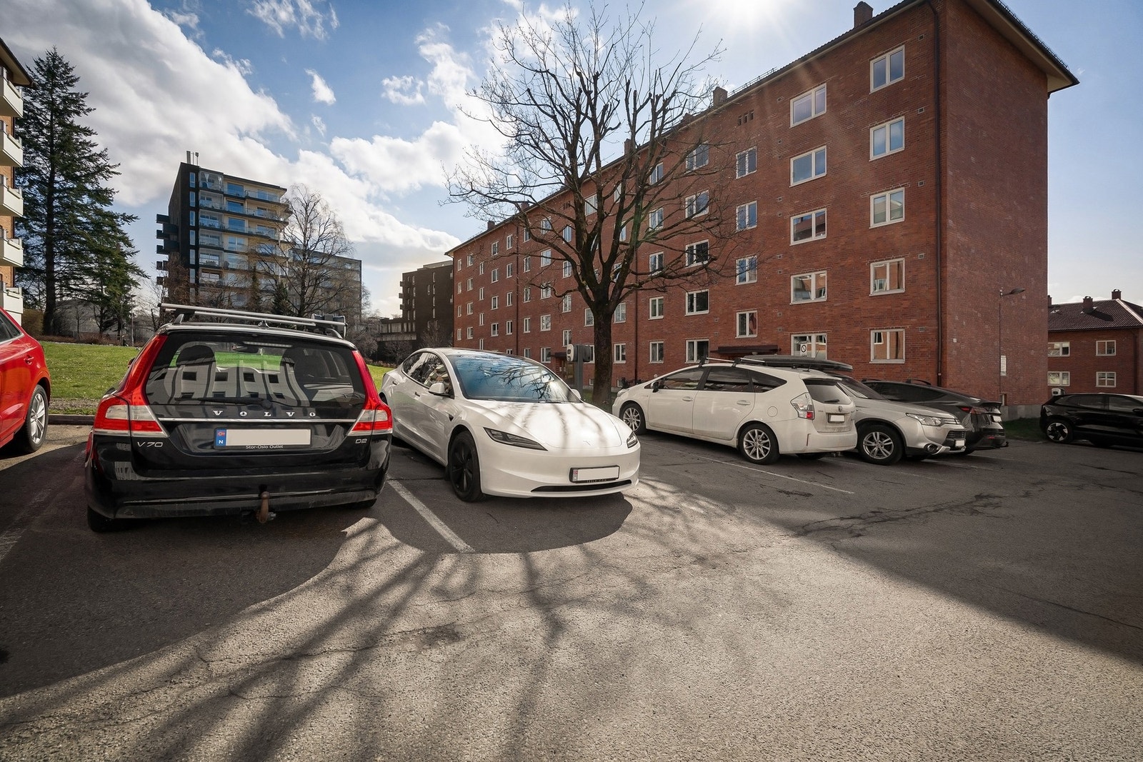 Borettslaget har 114 parkeringsplasser for bil som fordeles etter venteliste. 92 av disse av lademulighet. Galleribilde