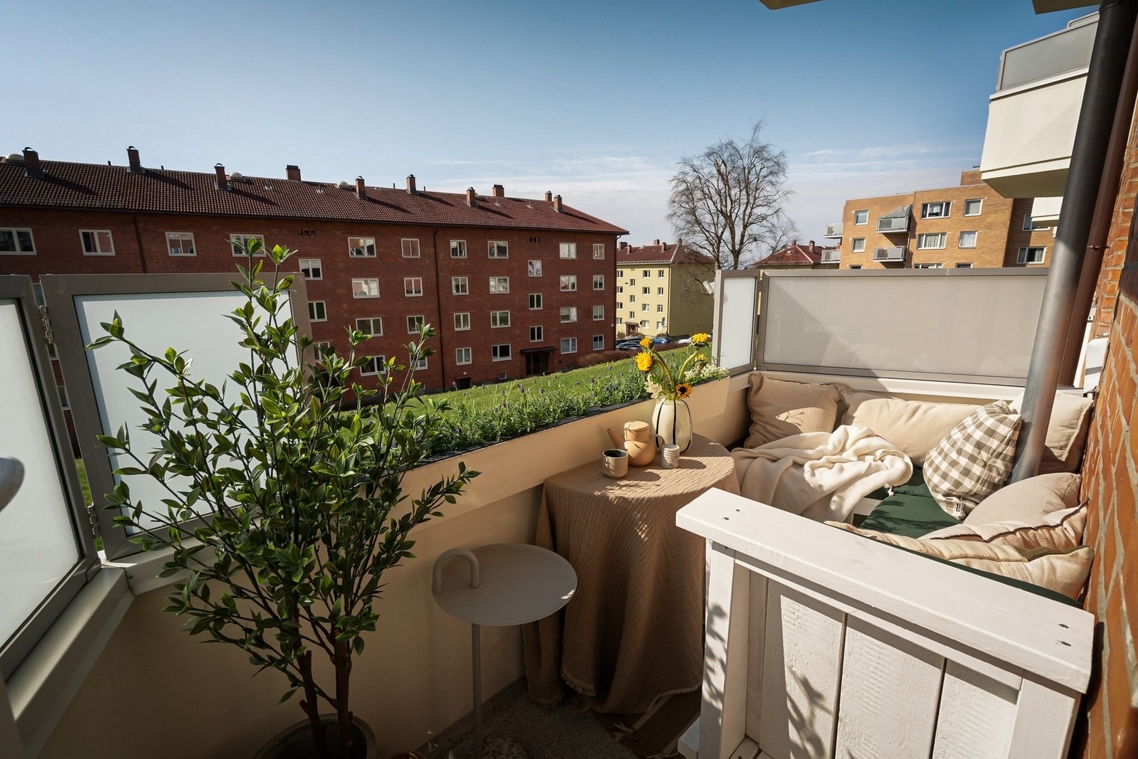 Balkongen er skjermet, med plass til utemøblement. Galleribilde