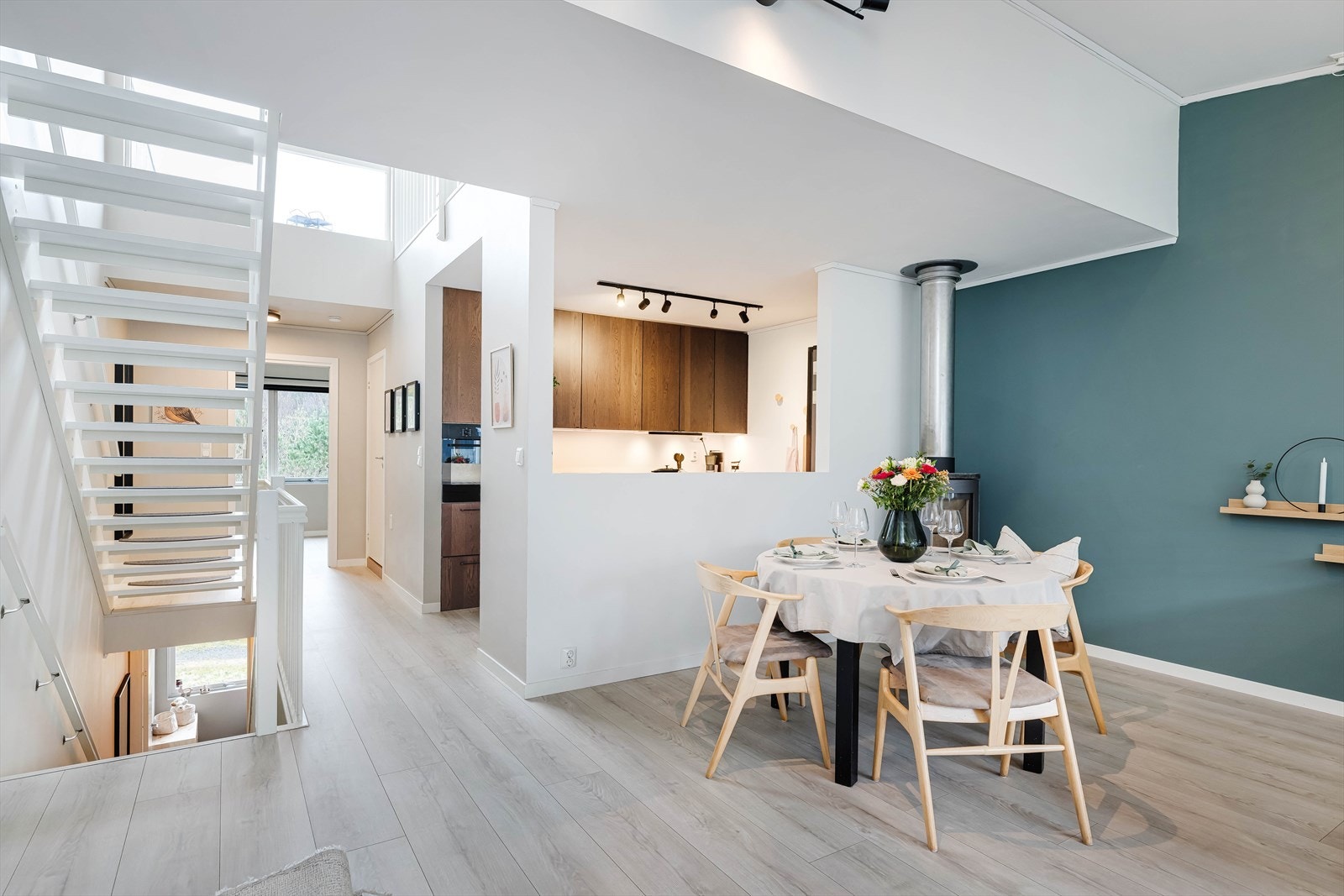 Flott lysinnslipp fra traperommet ned i stuen. Galleribilde