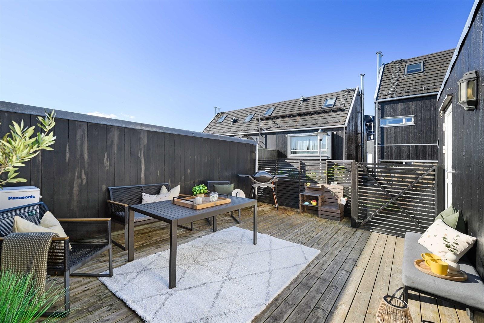 Her ved inngangspartiet finner man også en romslig terrasse med god plass for utemøbler. Galleribilde
