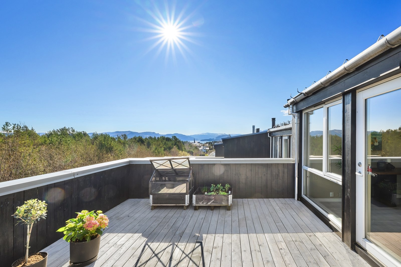 Takterrassen har flott utsikt til nærområdet og har og meget gode solforhold. Galleribilde