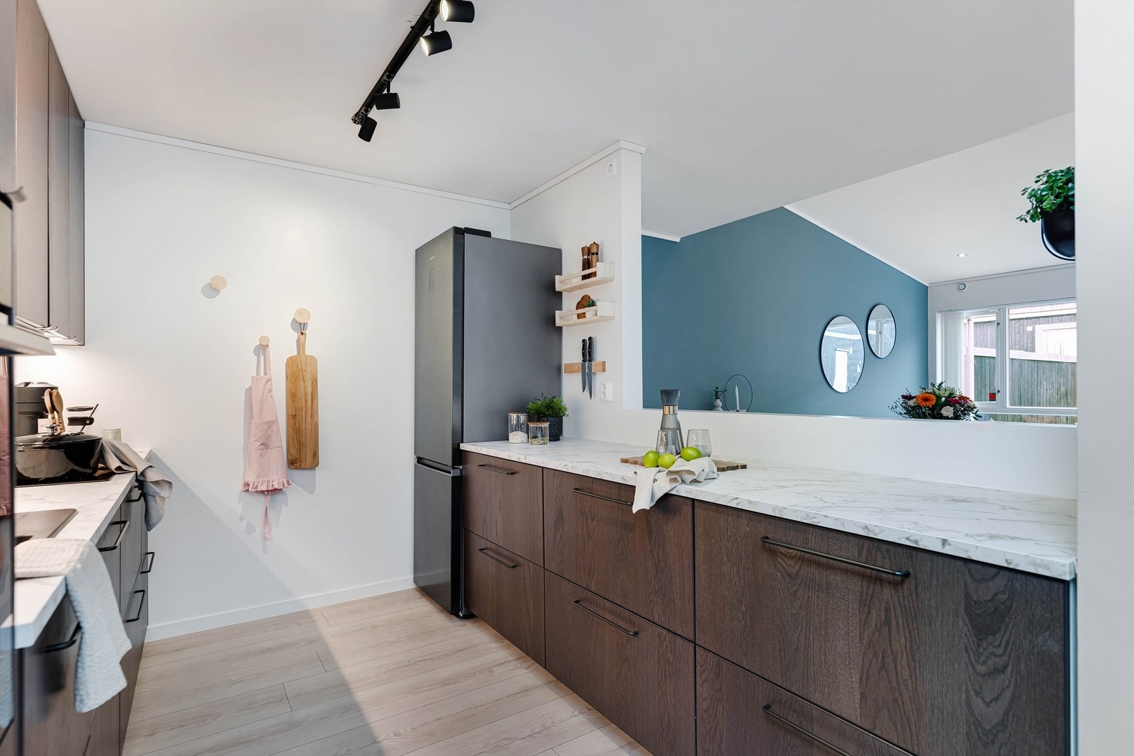 Flott moderne kjøkken med møre fronter i treutførelse. Galleribilde