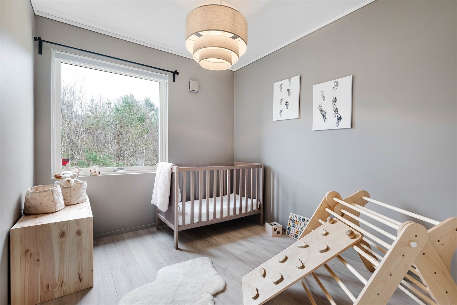 Flott barnerom med god plass for seng, garderobe og barnelek. Galleribilde