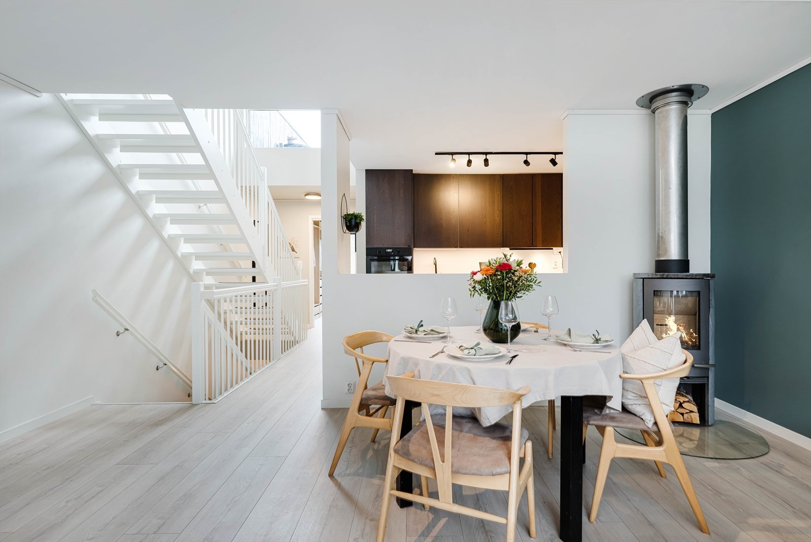 Her har man en semiåpen åpen løsning mot kjøkkenet. Huset har varmekilder som vedovn og varmepumpe i stue, samt varmekabler i entré og på begge bad. Galleribilde